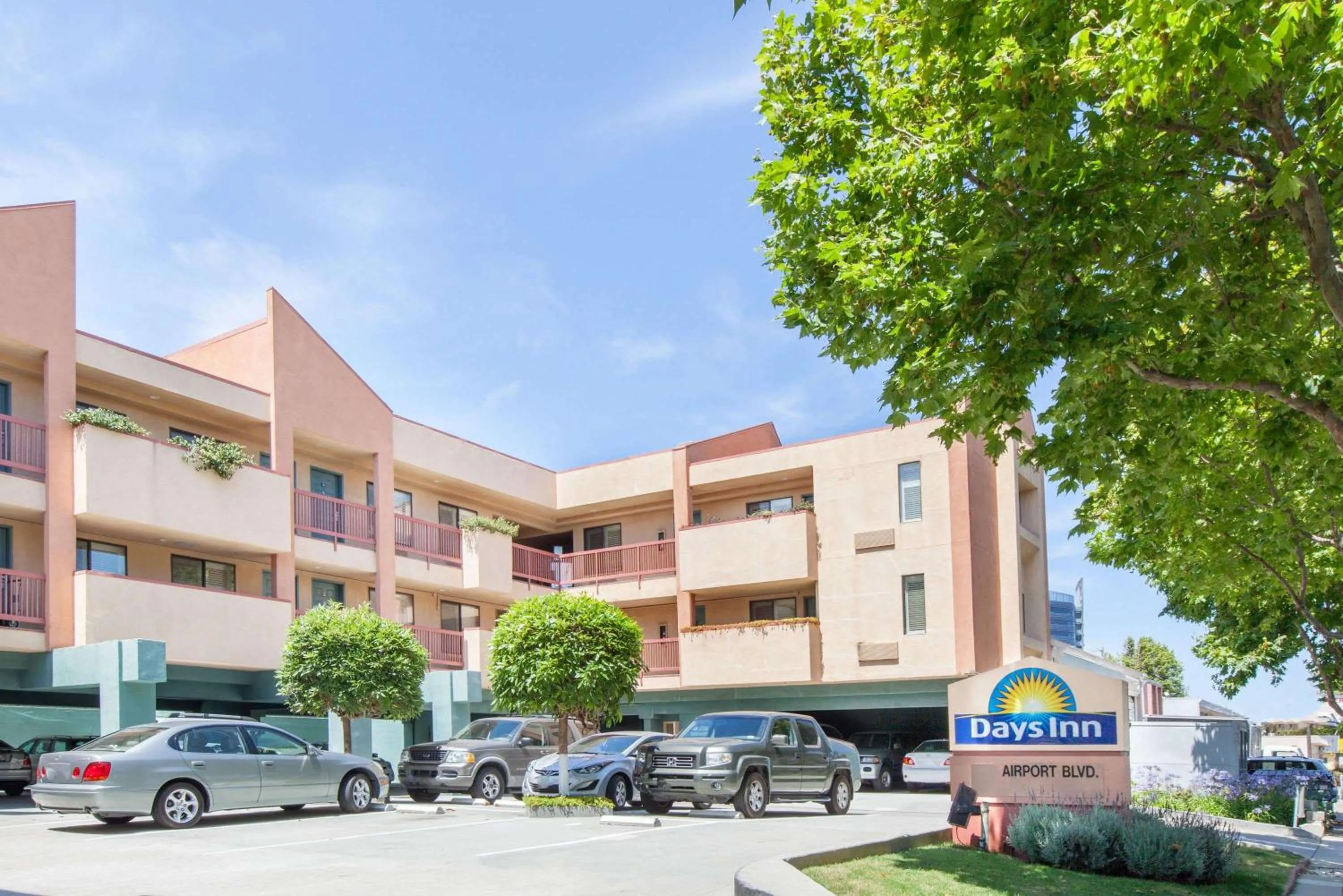 Property building in Days Inn by Wyndham San Francisco S/Oyster Point Airport