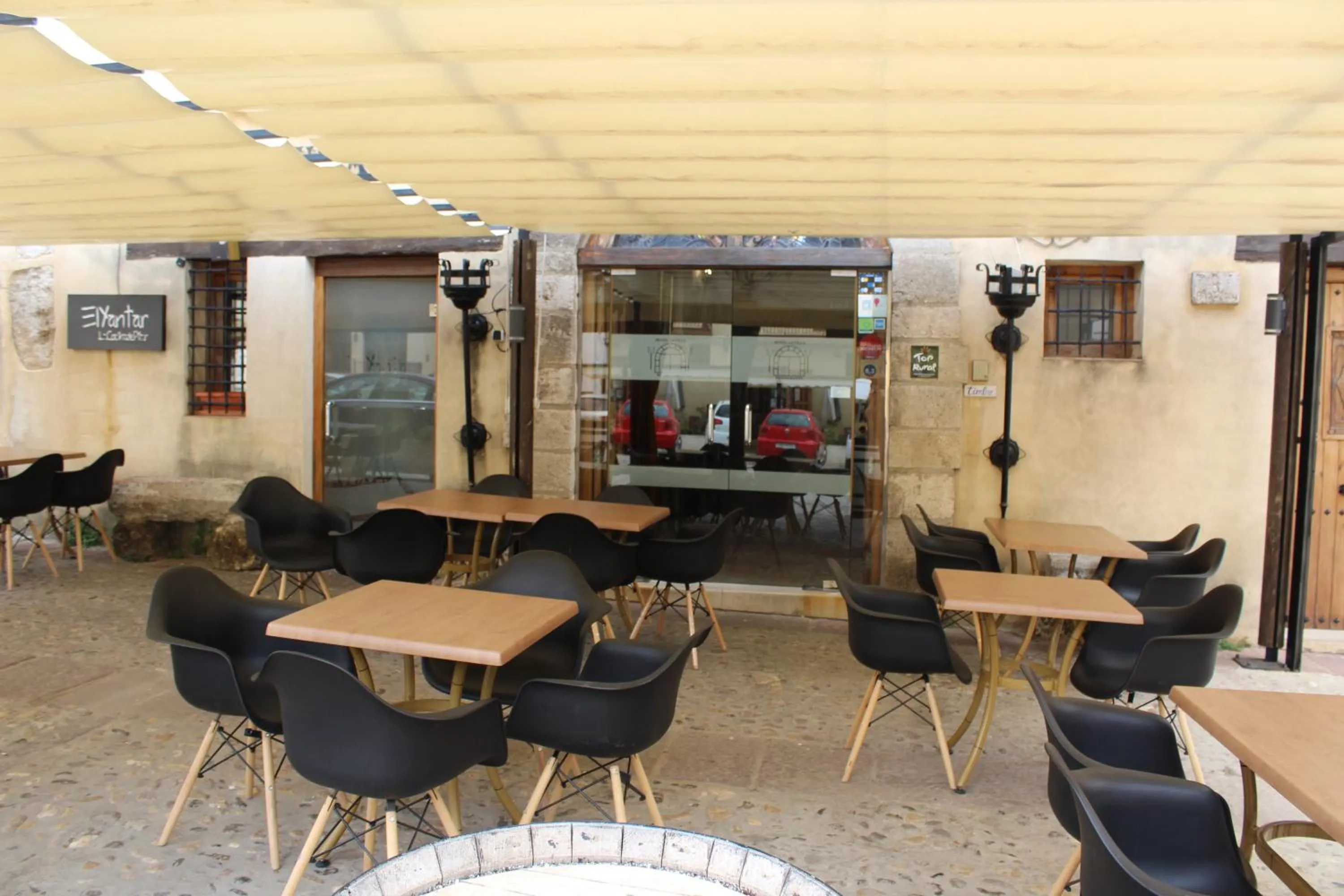 Restaurant/places to eat in Hotel La Villa