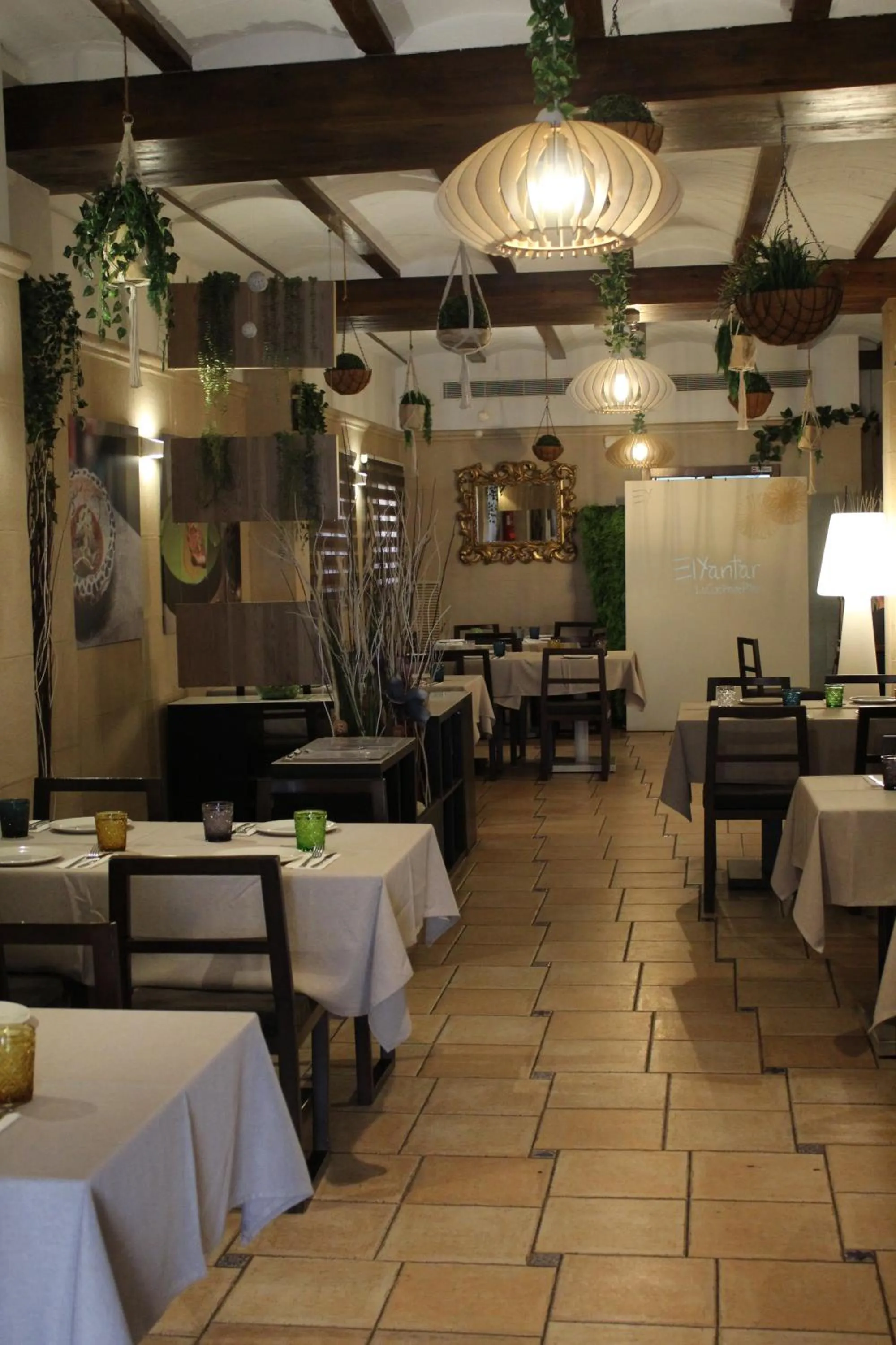 Restaurant/places to eat in Hotel La Villa