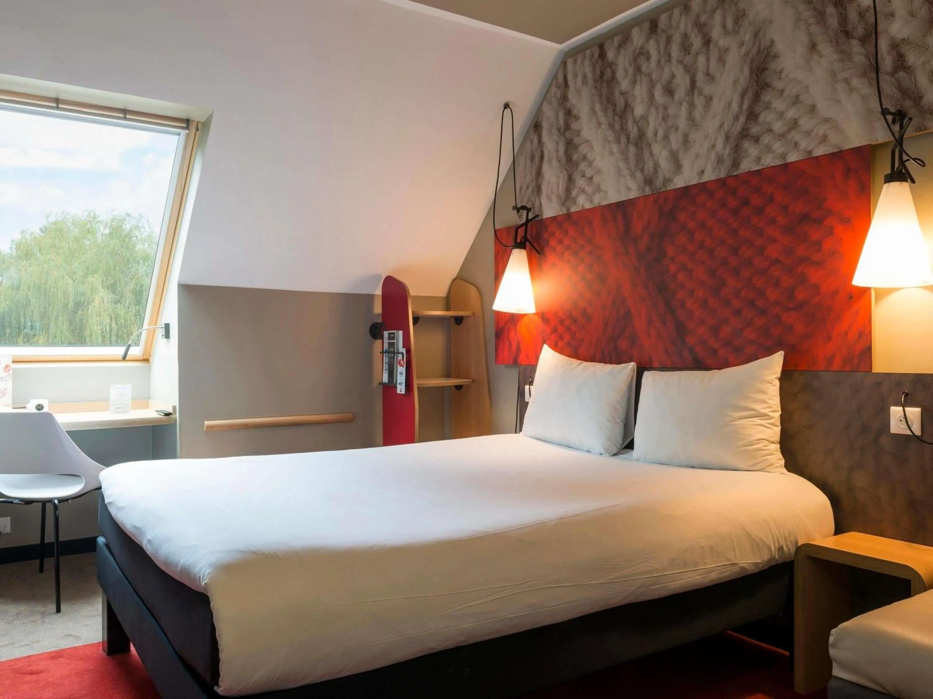 Bedroom, Bed in ibis Senlis