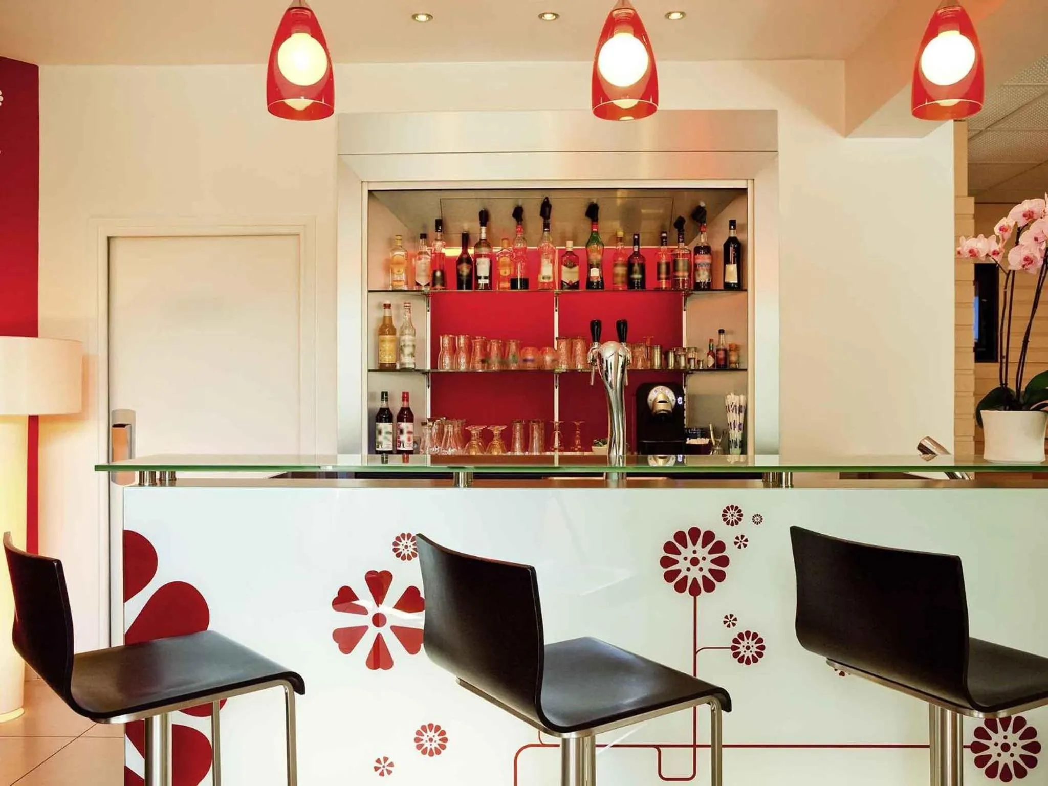 Lounge or bar in ibis Senlis