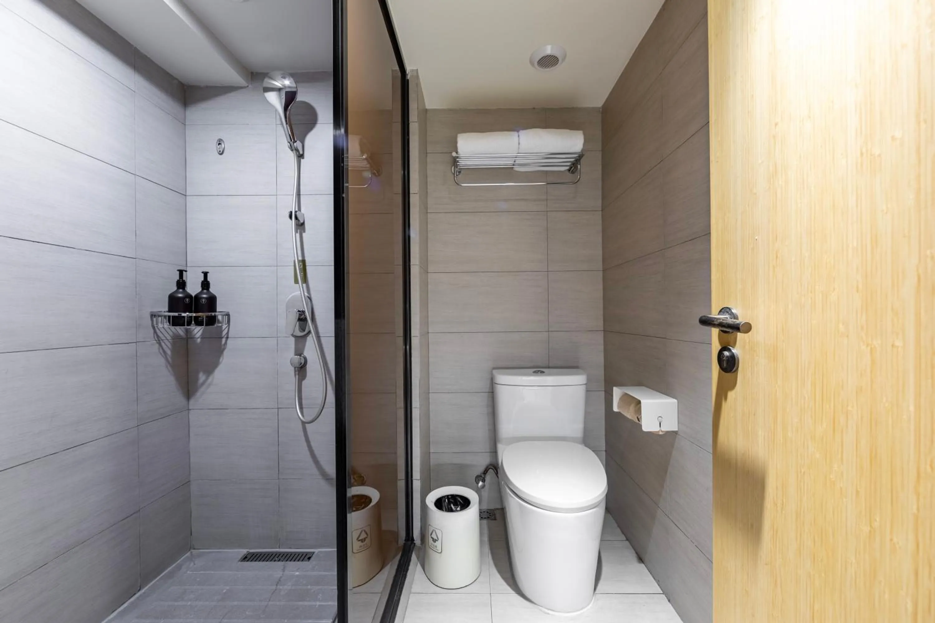 Shower in JI Hotel Shanghai Jinqiao International Commercial Plaza