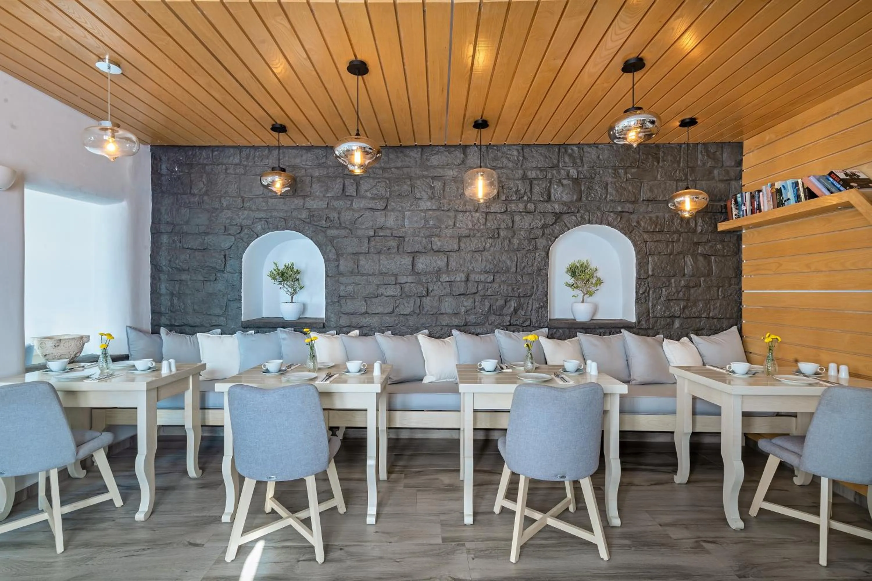 Restaurant/places to eat in Agali Houses