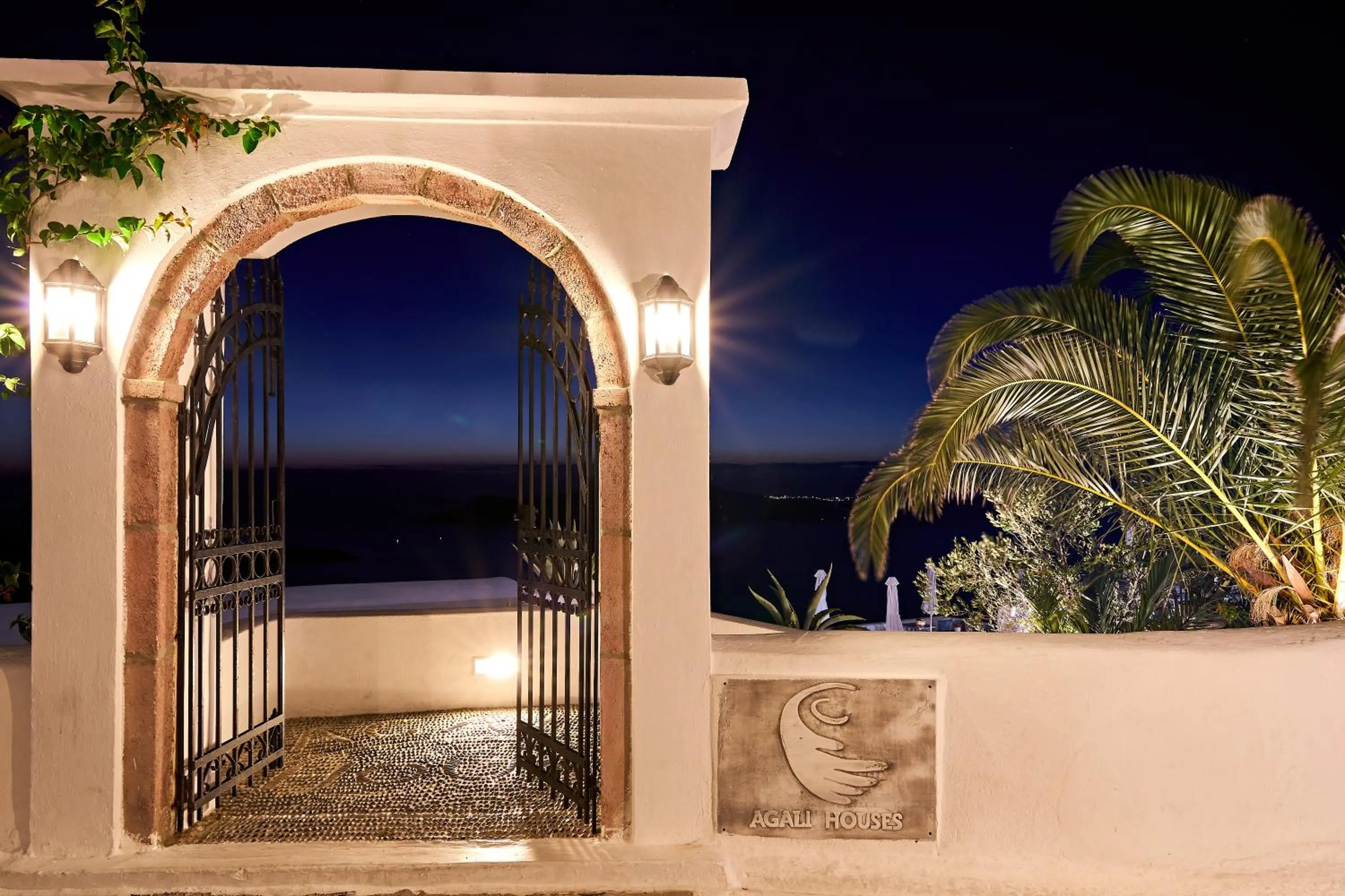 Facade/entrance in Agali Houses