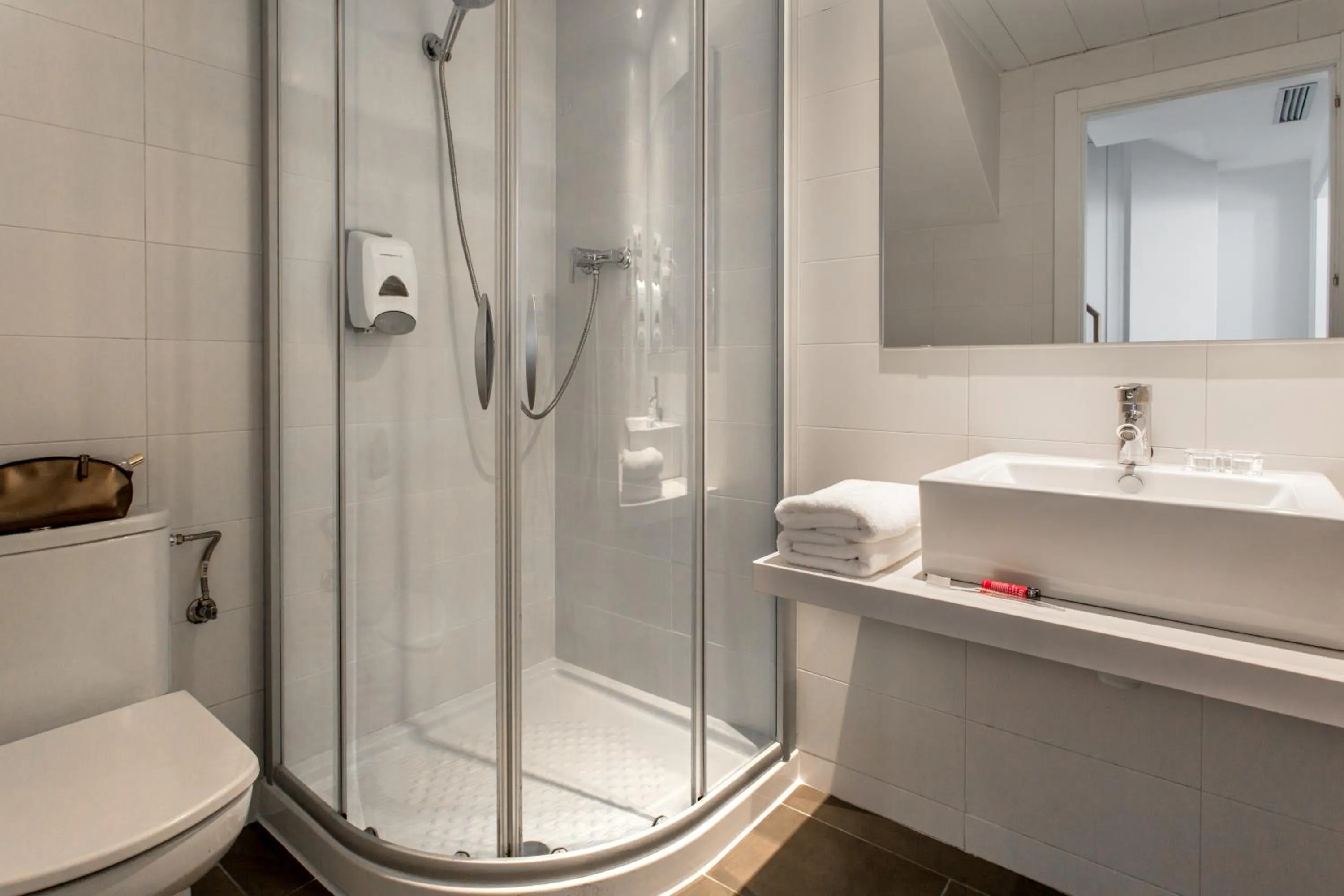 Bathroom in 08028 Apartments