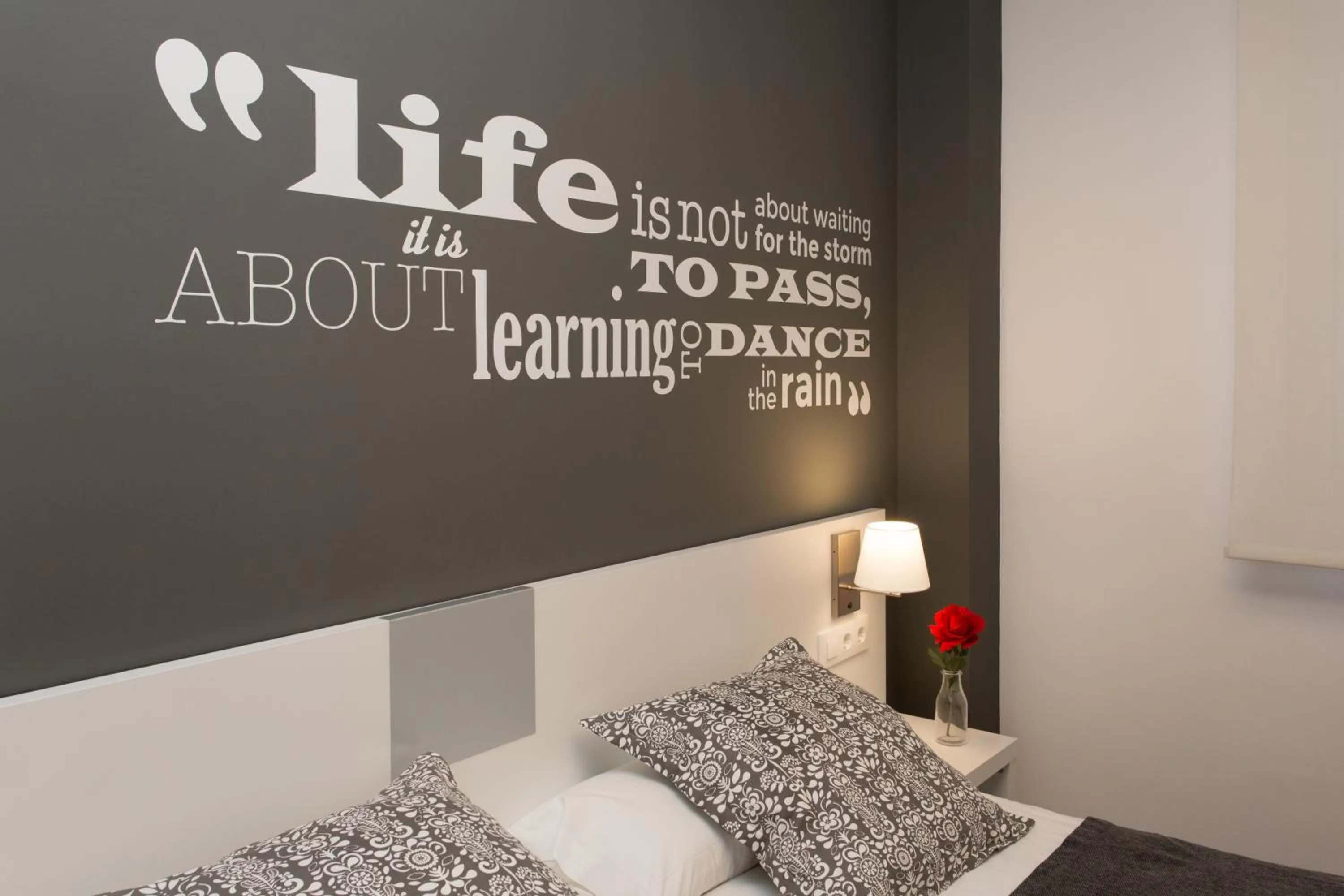 Decorative detail, Bed in 08028 Apartments