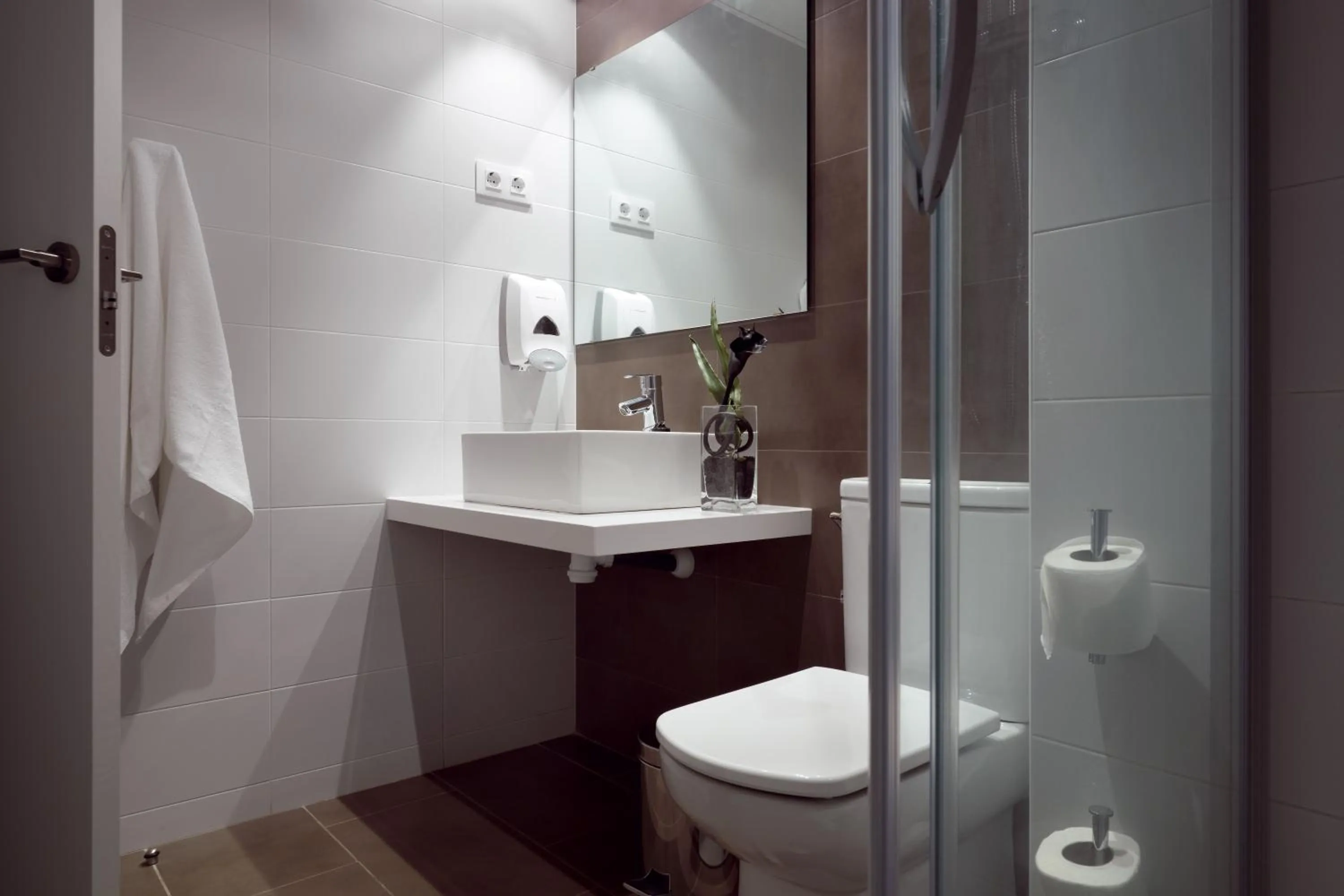 Bathroom in 08028 Apartments