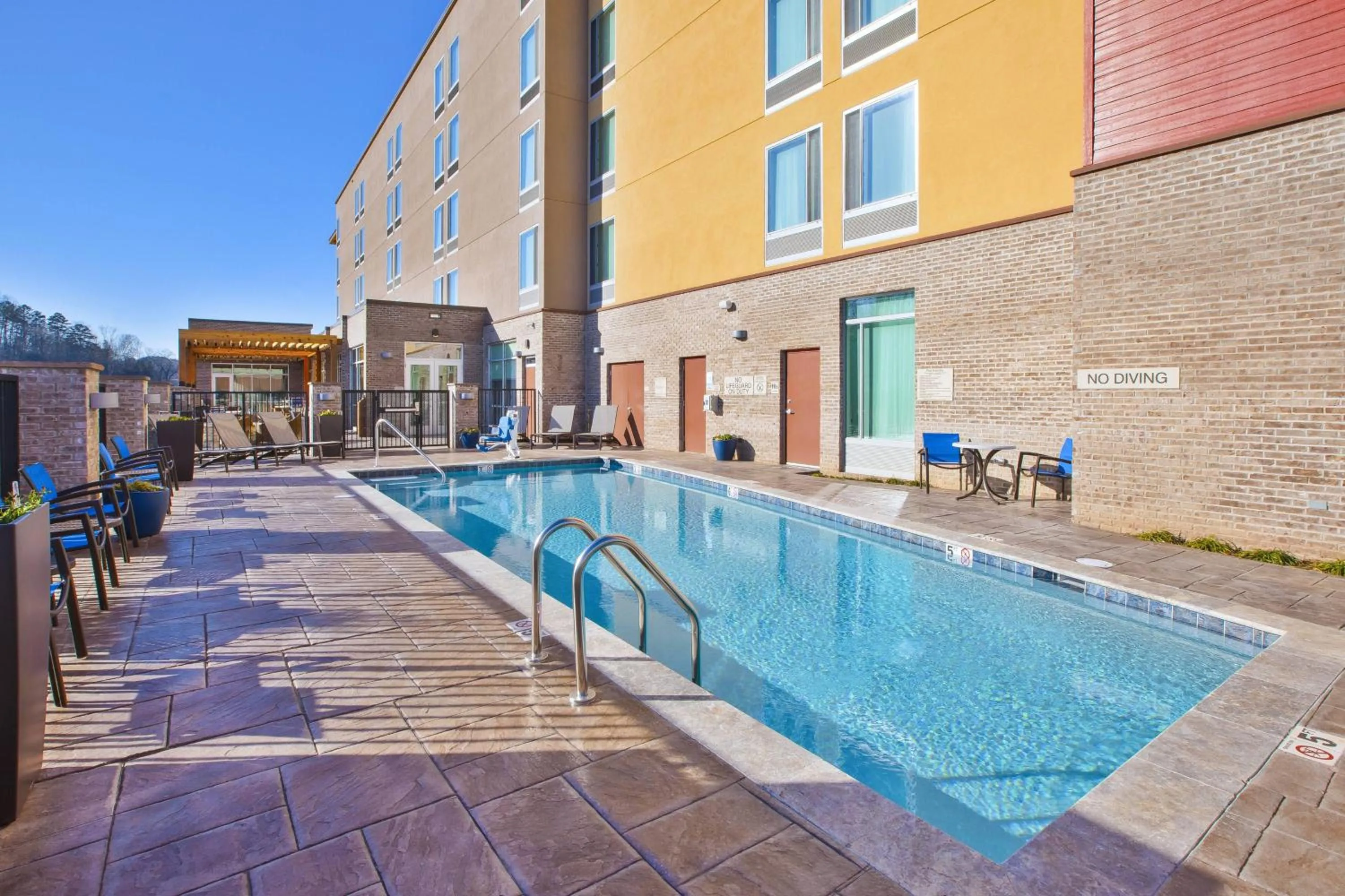 Swimming pool in SpringHill Suites by Marriott Chattanooga North/Ooltewah