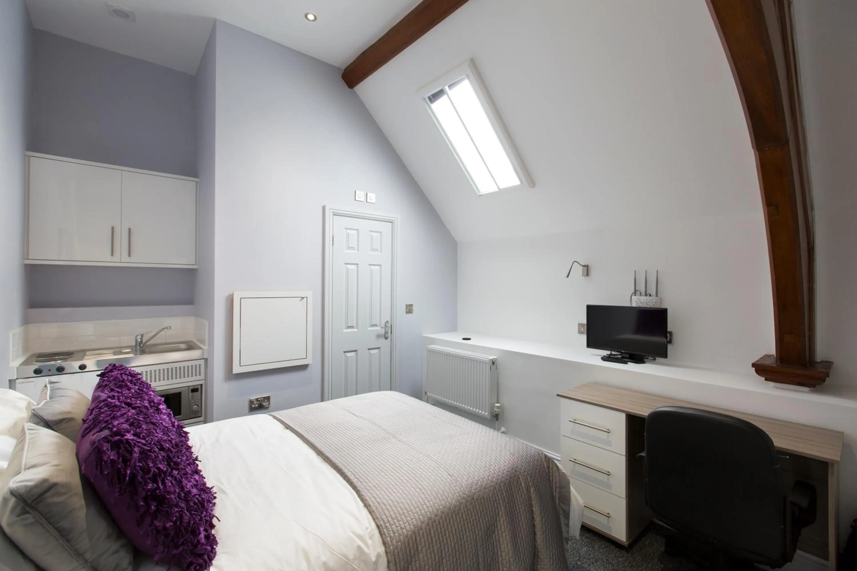 Photo of the whole room, Bed in Old County Court