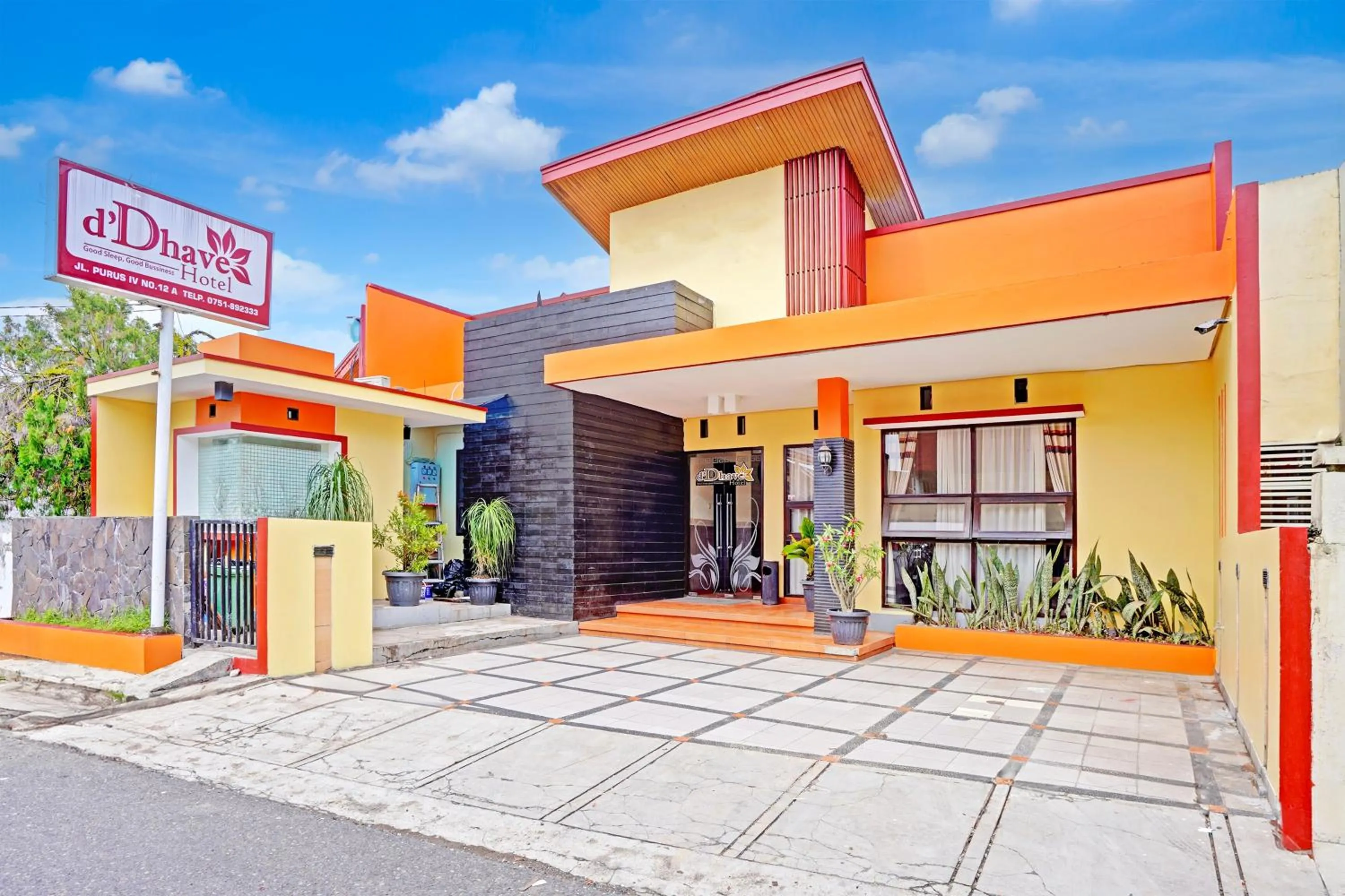 Facade/entrance in Hotel O Padang City Center Near Pantai Padang Formerly D'Dhave Hotel