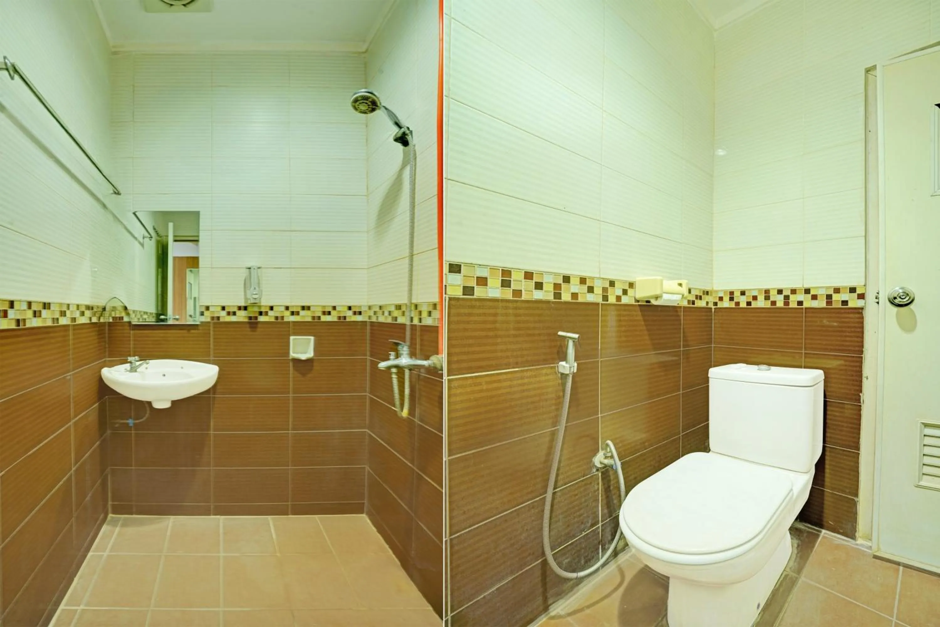 Bathroom in Hotel O Padang City Center Near Pantai Padang Formerly D'Dhave Hotel