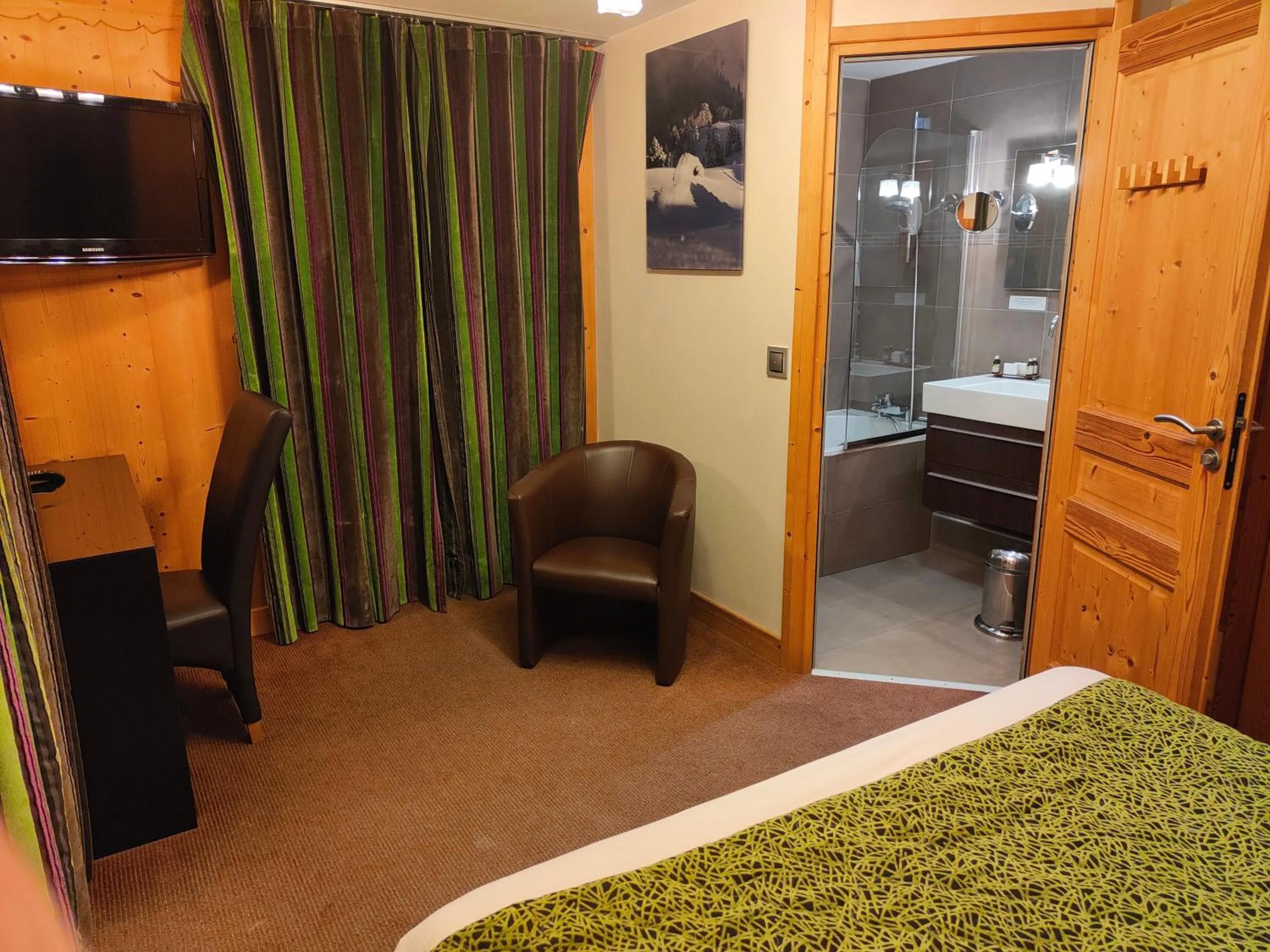 Photo of the whole room, Bed in Aiguille du Midi - Hôtel & Restaurant