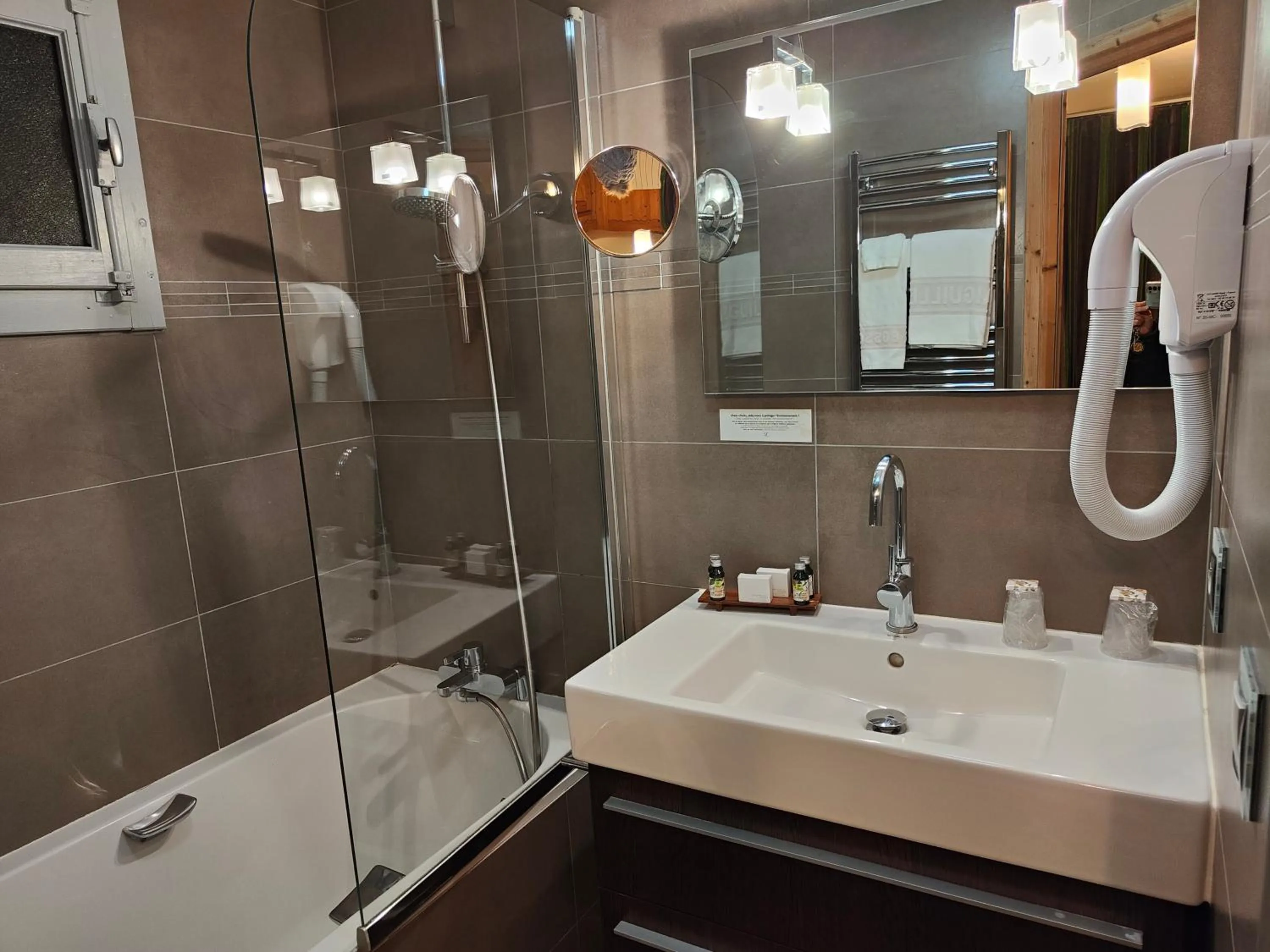 Shower in Aiguille du Midi - Hôtel & Restaurant