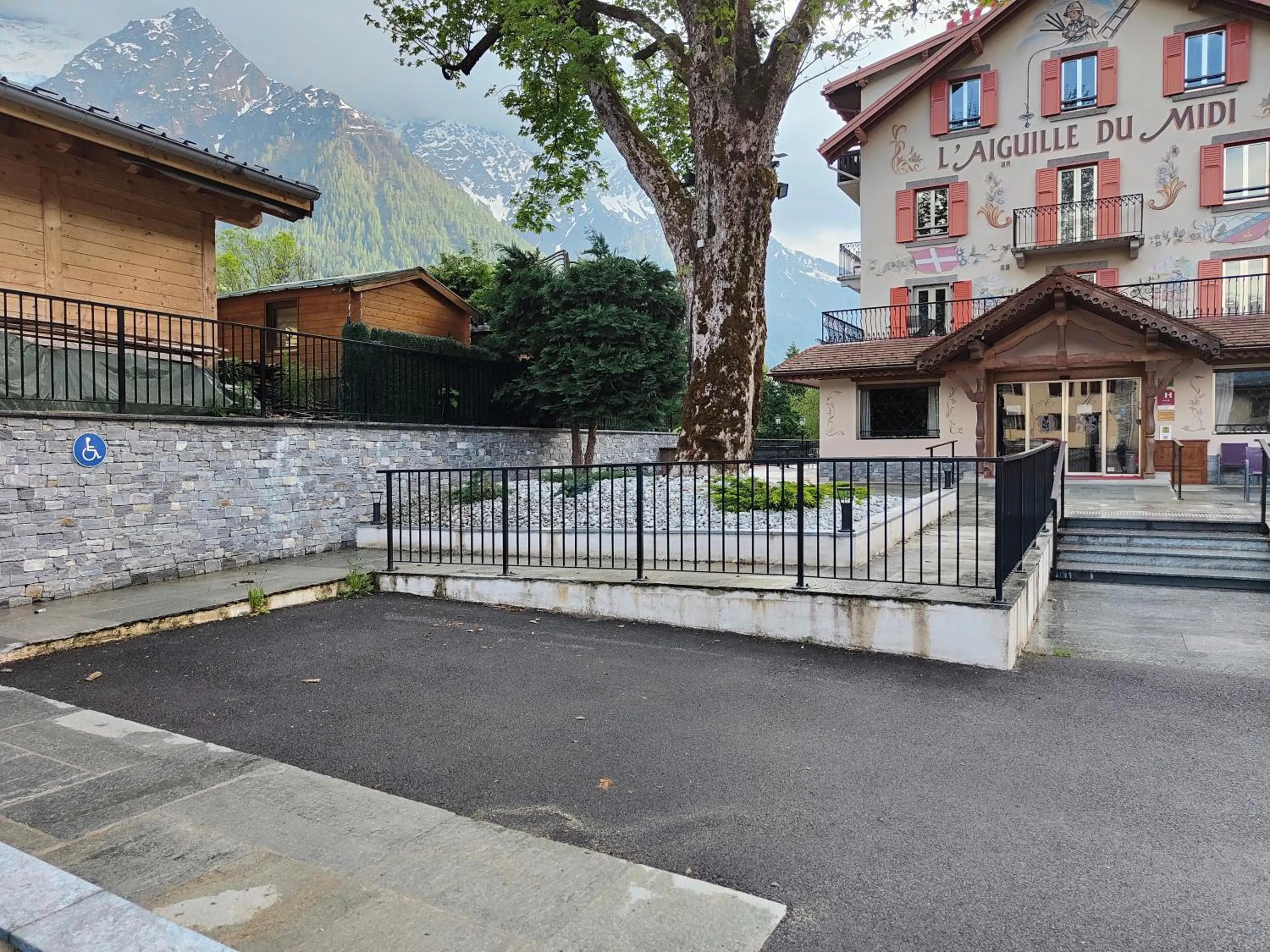 Parking in Aiguille du Midi - Hôtel & Restaurant