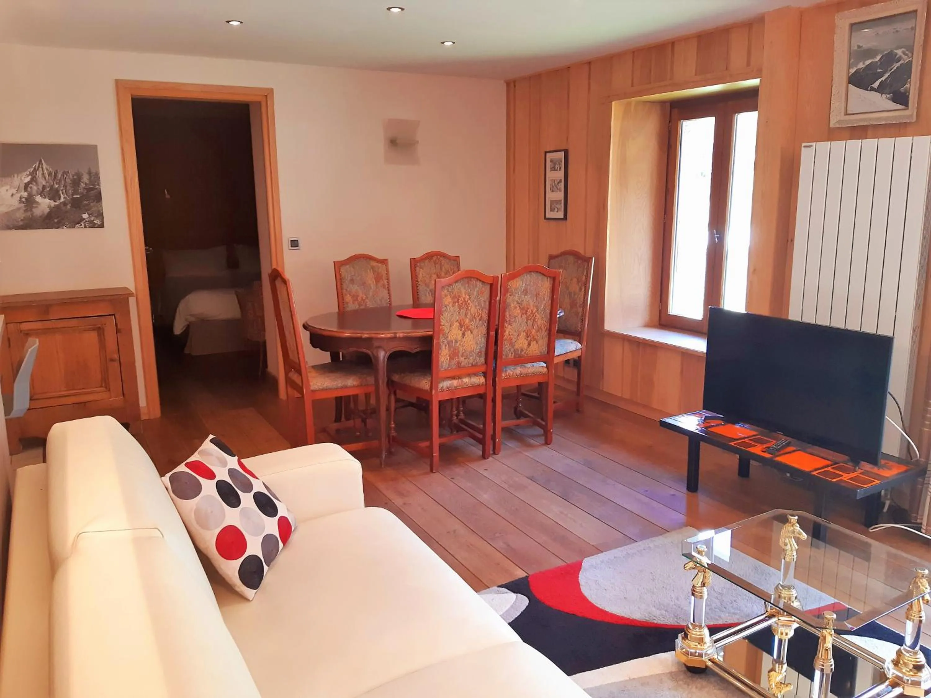 TV and multimedia in Aiguille du Midi - Hôtel & Restaurant