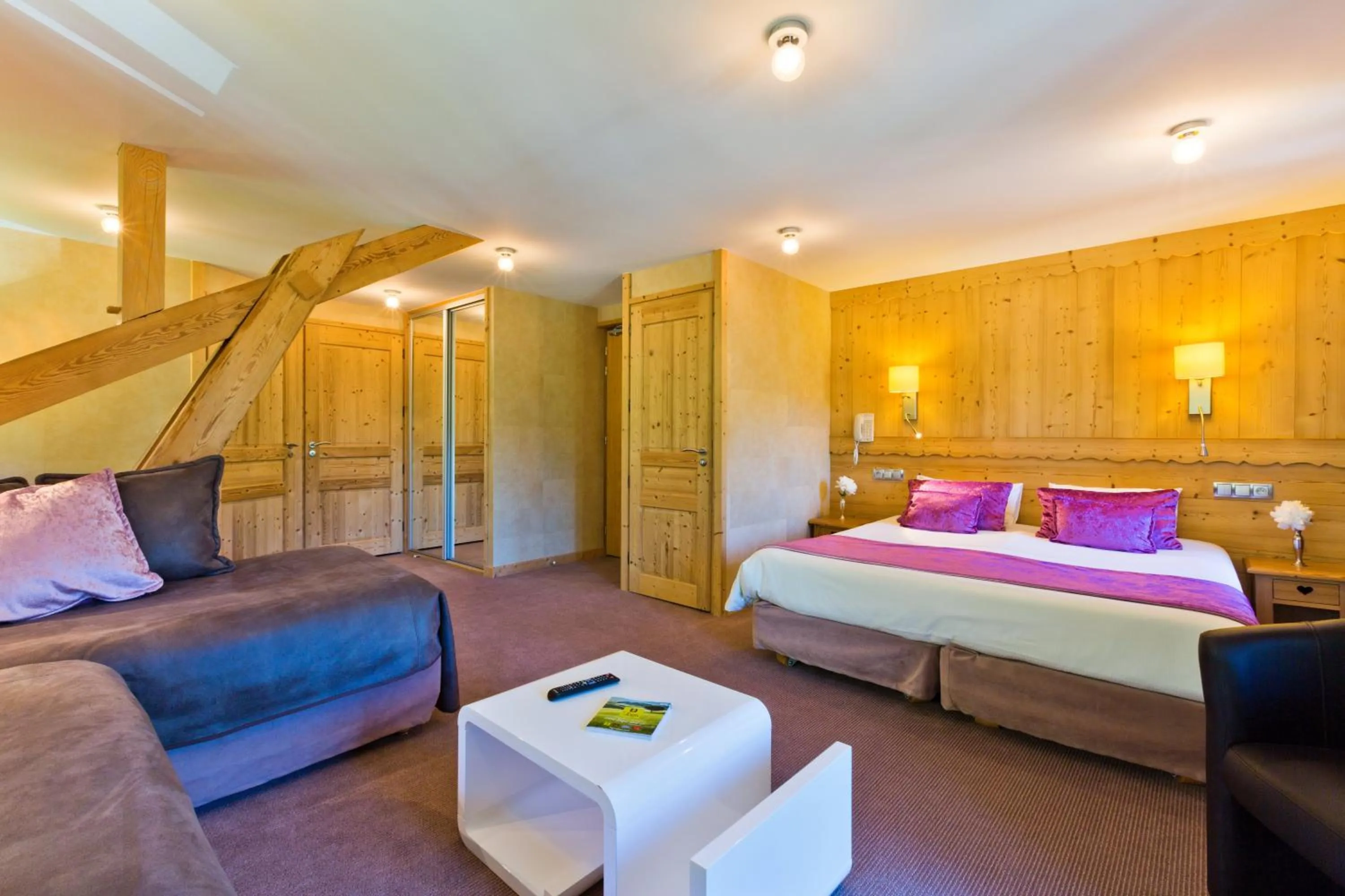 Photo of the whole room, Bed in Aiguille du Midi - Hôtel & Restaurant