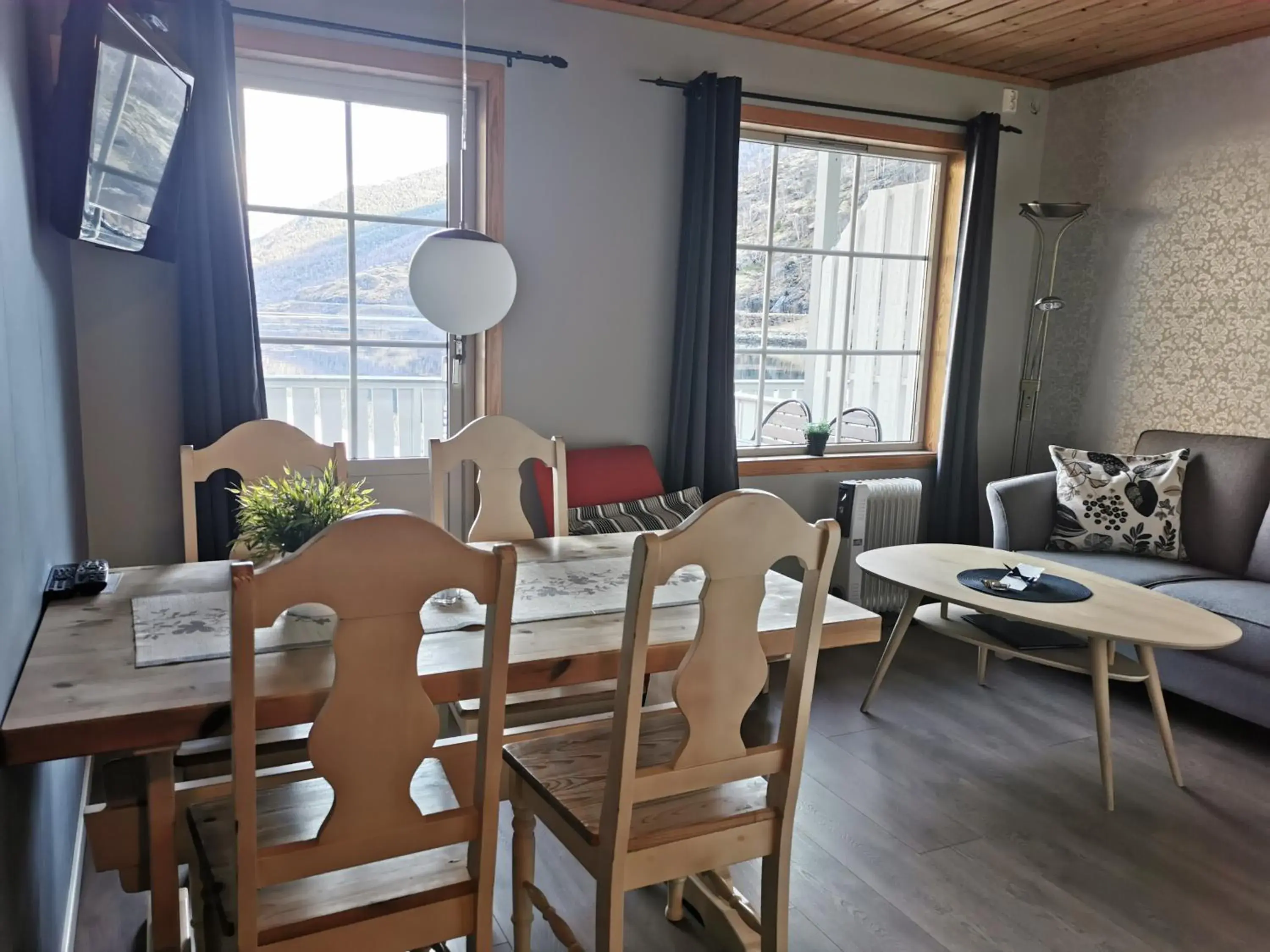Family Room with kitchenette and fjord view in Flåm Marina Family Room with kitchenette and fjord view in Flåm Marina