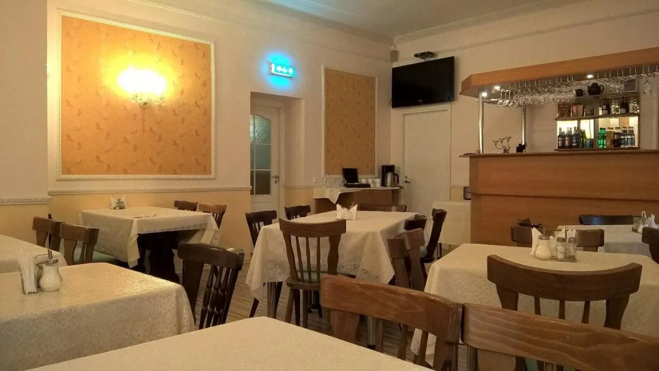 Restaurant/places to eat in Central Hotel