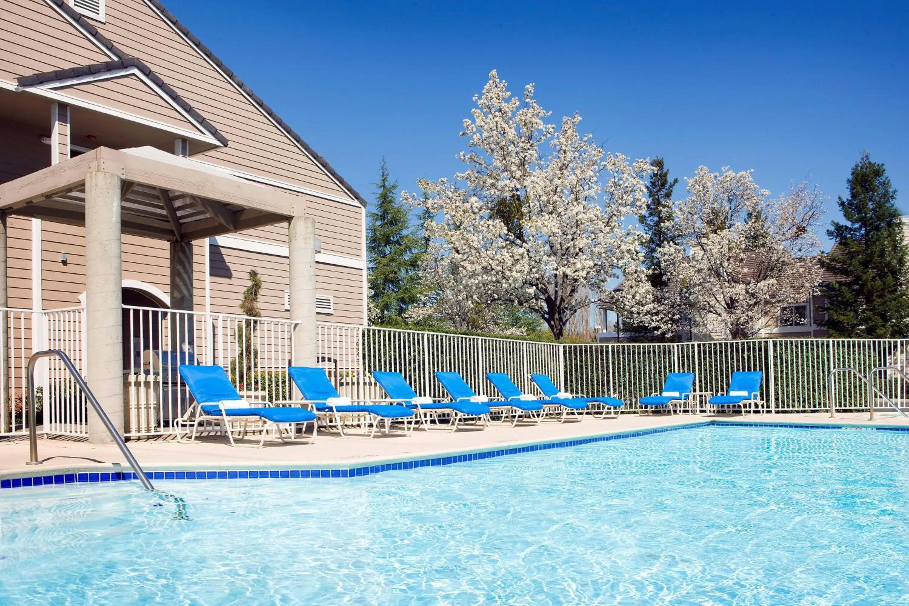 Swimming pool in Residence Inn San Ramon