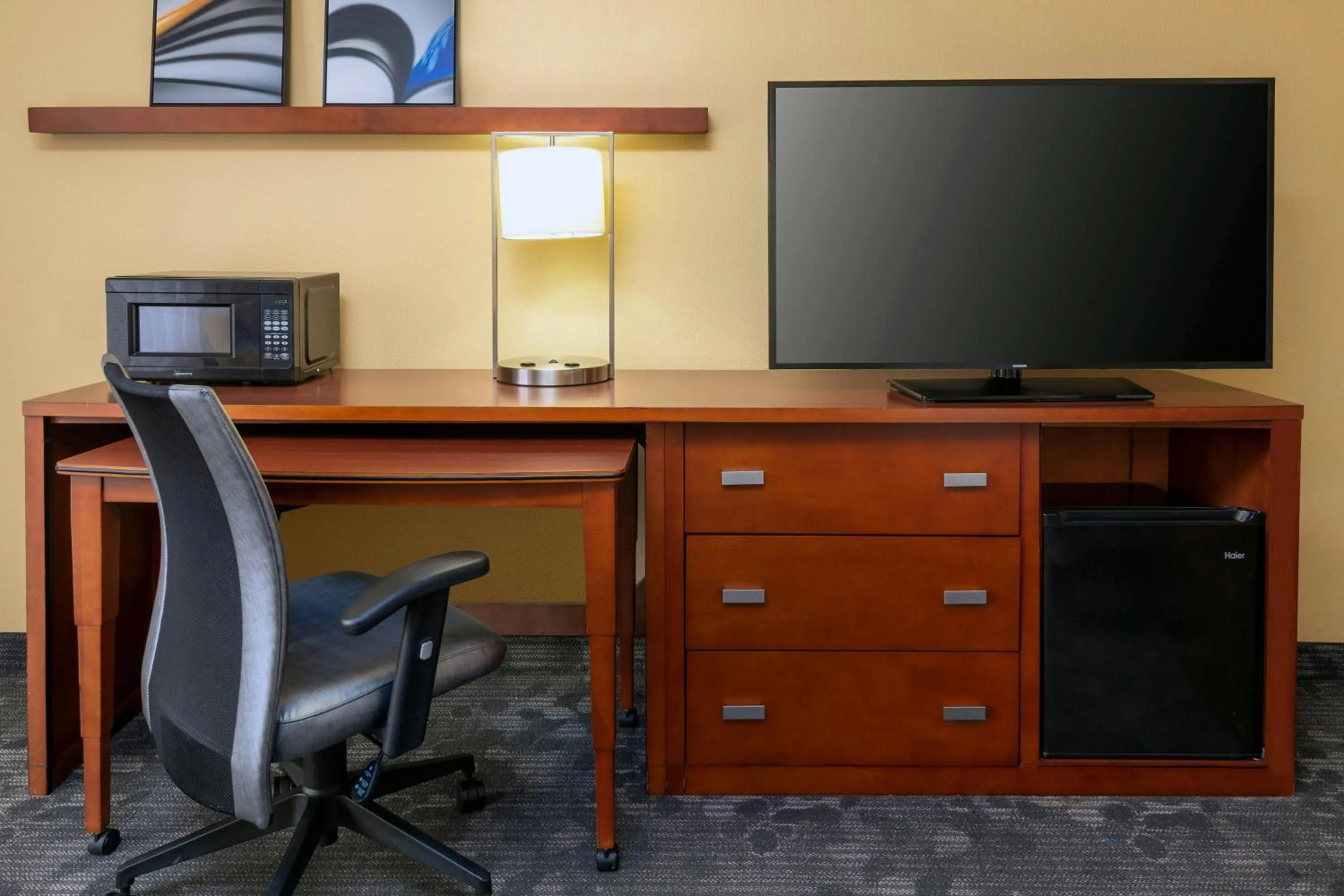 Photo of the whole room in Courtyard by Marriott Oklahoma City Airport