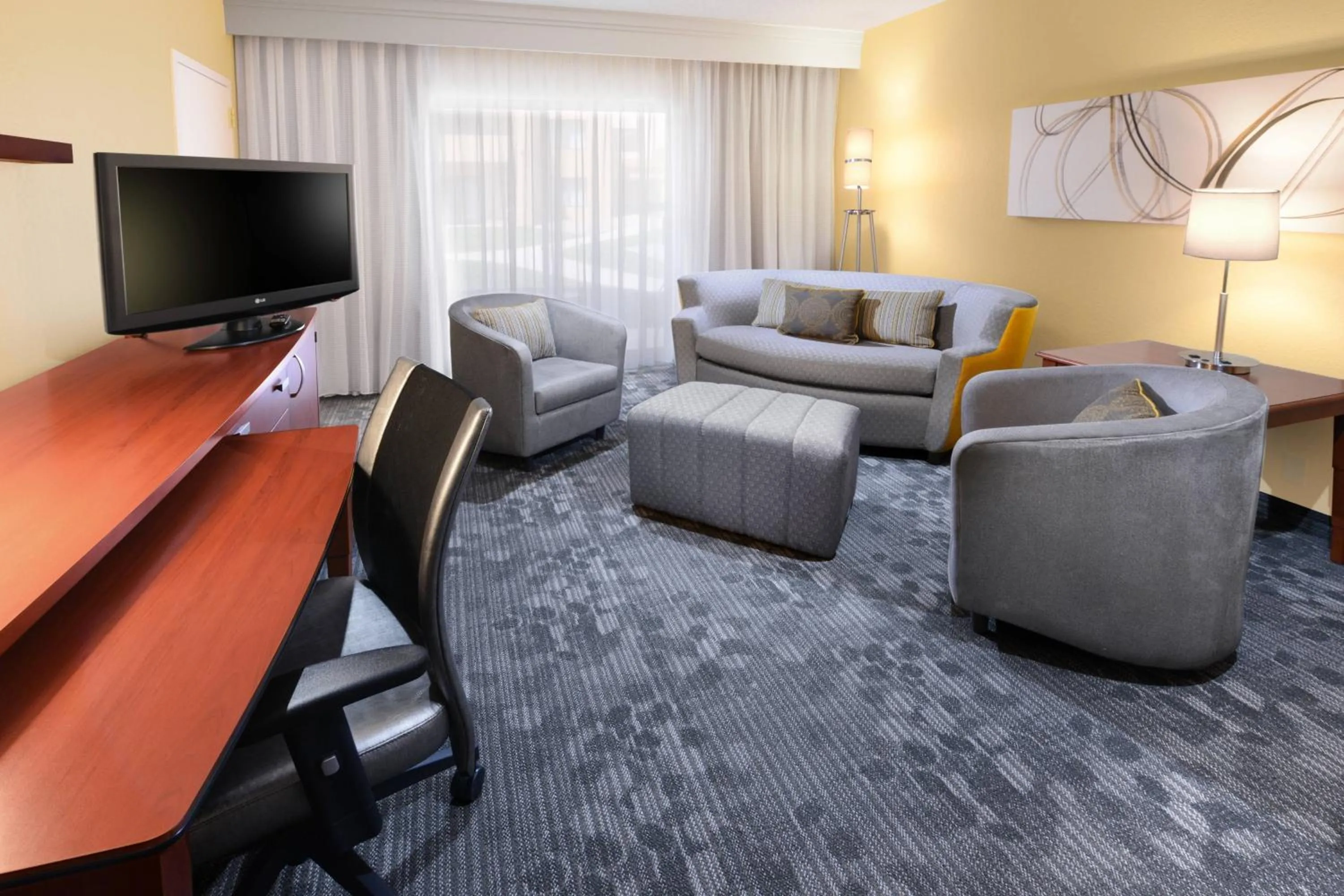Living room in Courtyard by Marriott Oklahoma City Airport