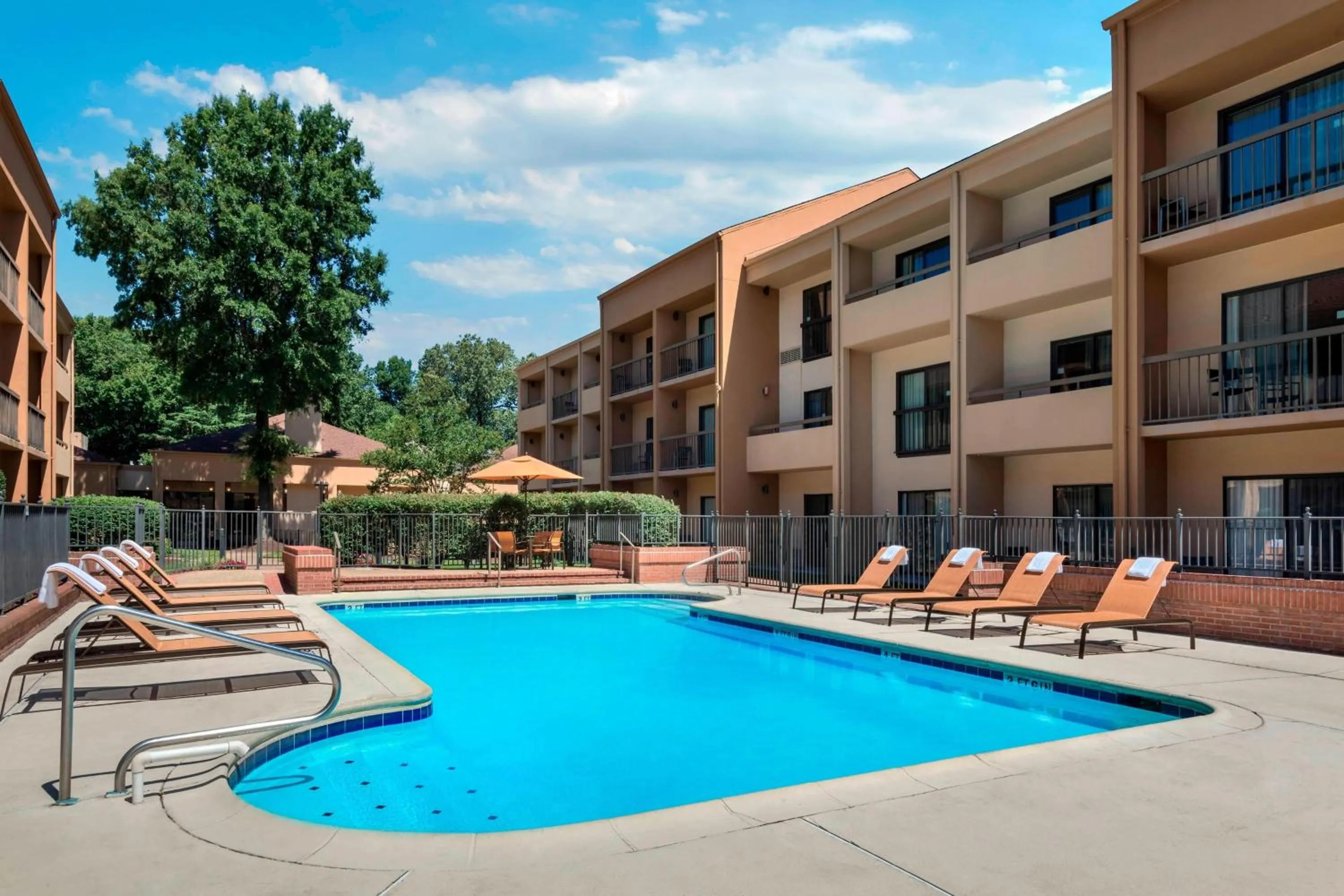 Swimming pool in Courtyard Virginia Beach Norfolk