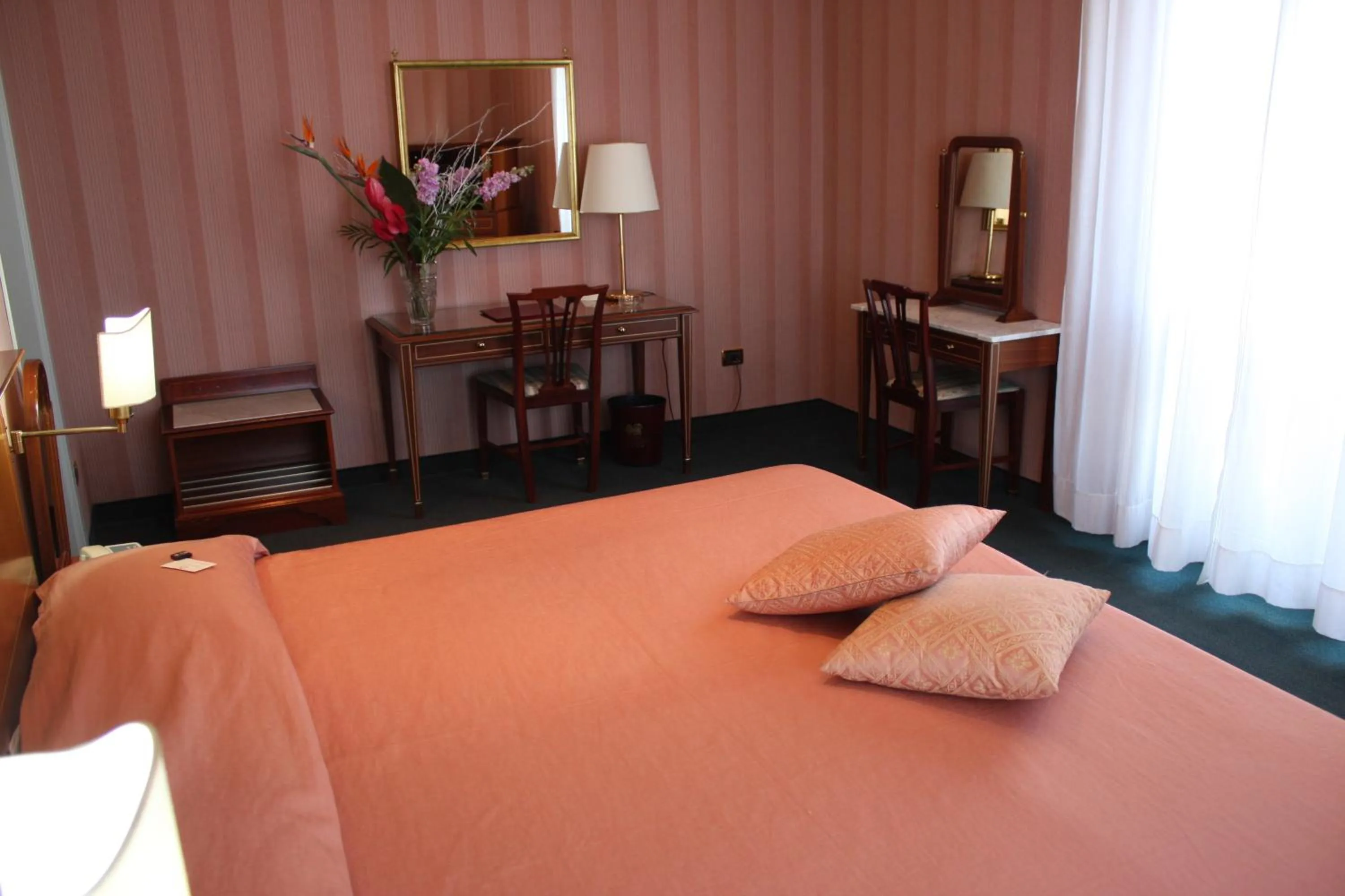 Bathroom, Bed in Hotel Esplanade