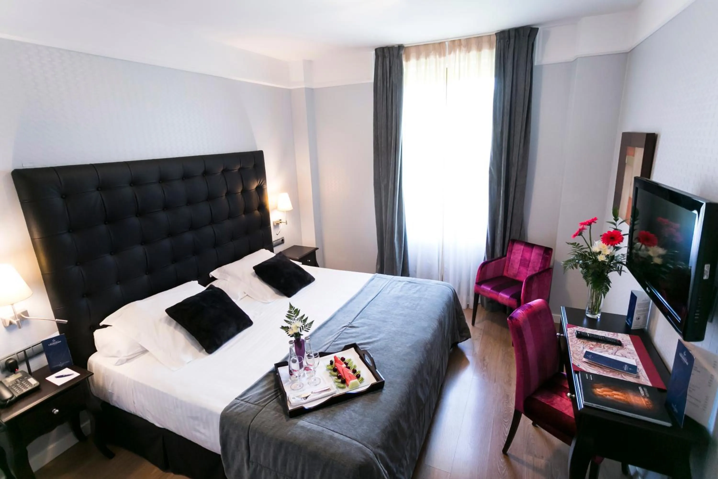 Photo of the whole room, Bed in La Casa de la Trinidad