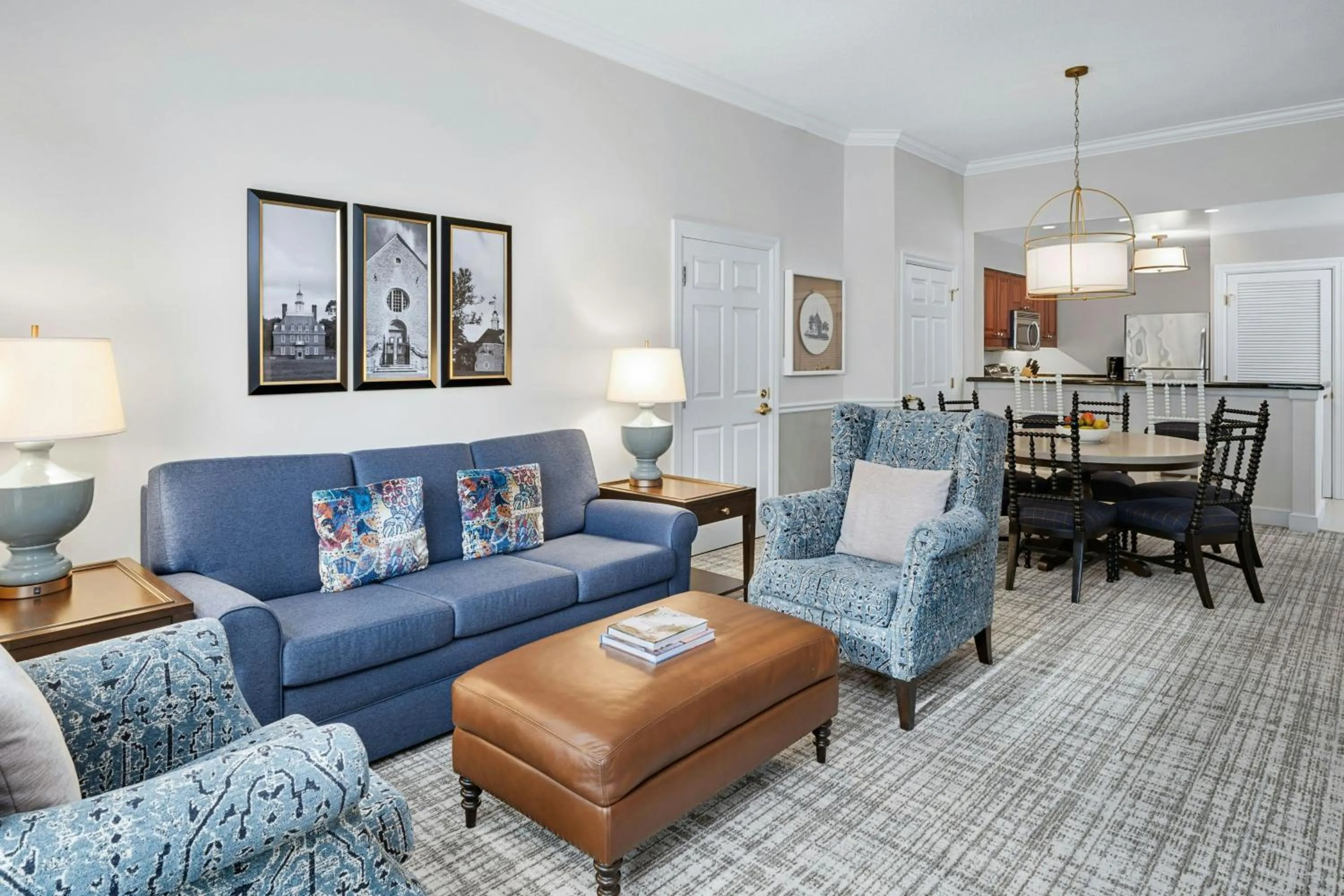 Living room in Marriott's Manor Club at Ford's Colony