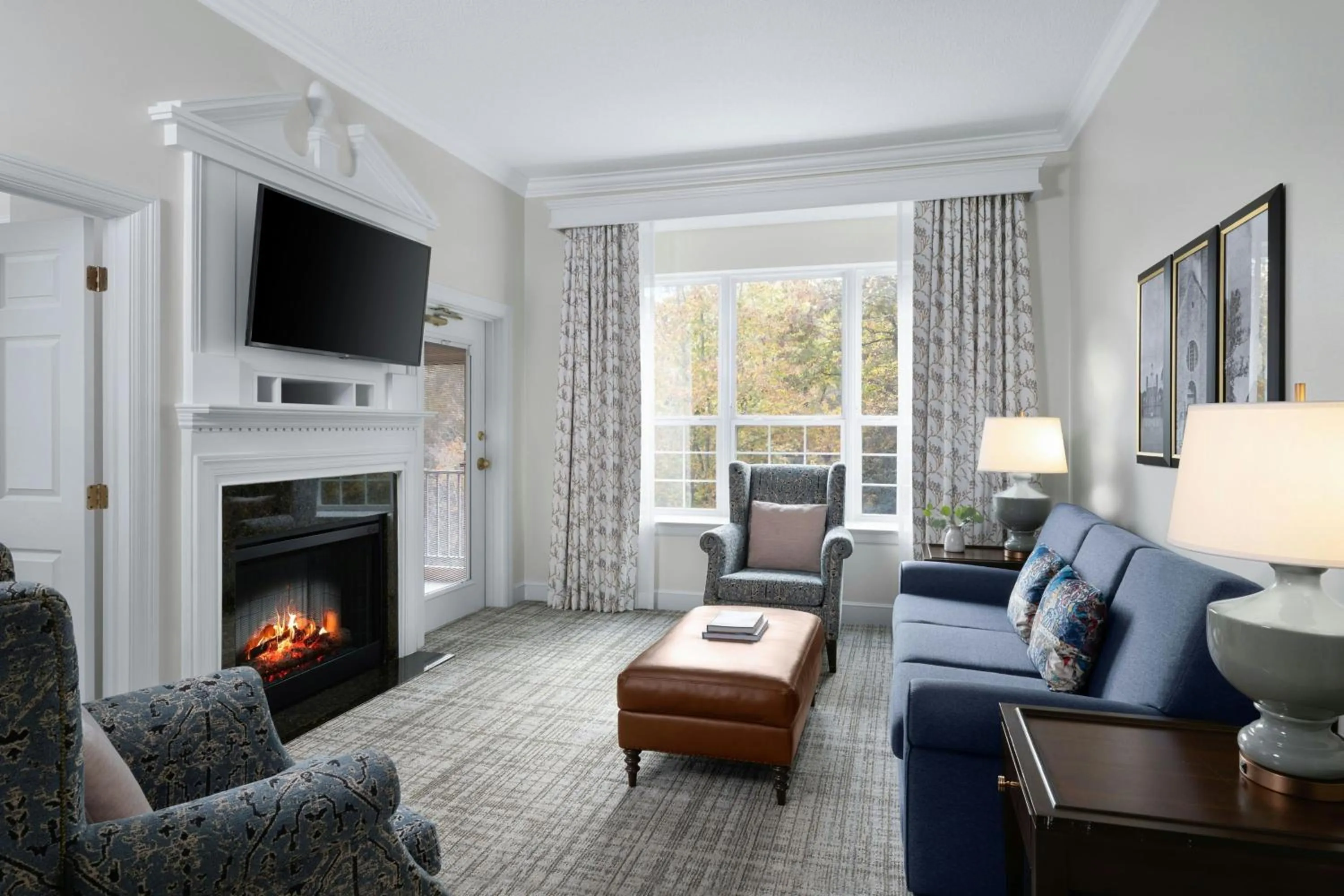 Living room in Marriott's Manor Club at Ford's Colony