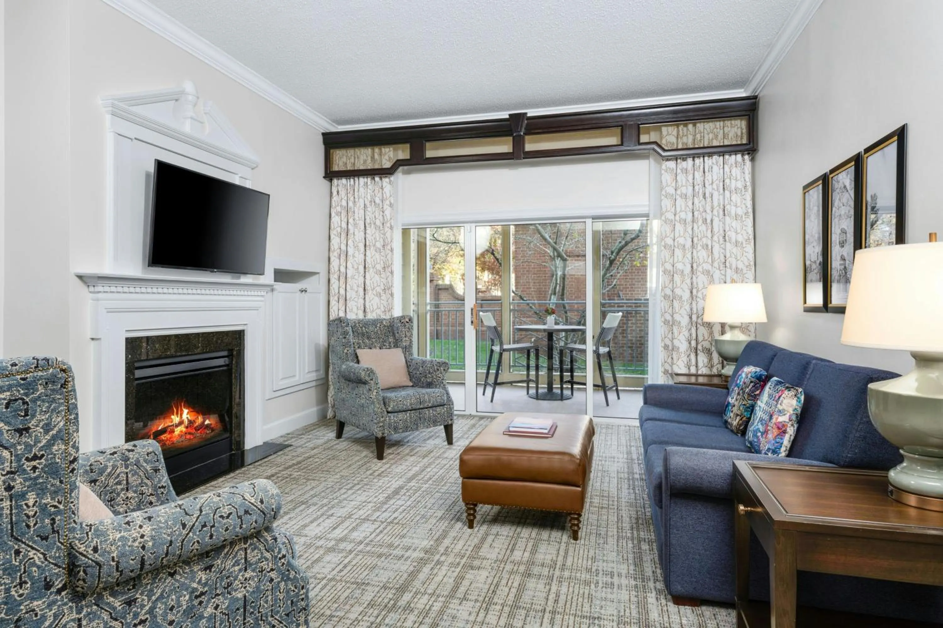 Living room in Marriott's Manor Club at Ford's Colony