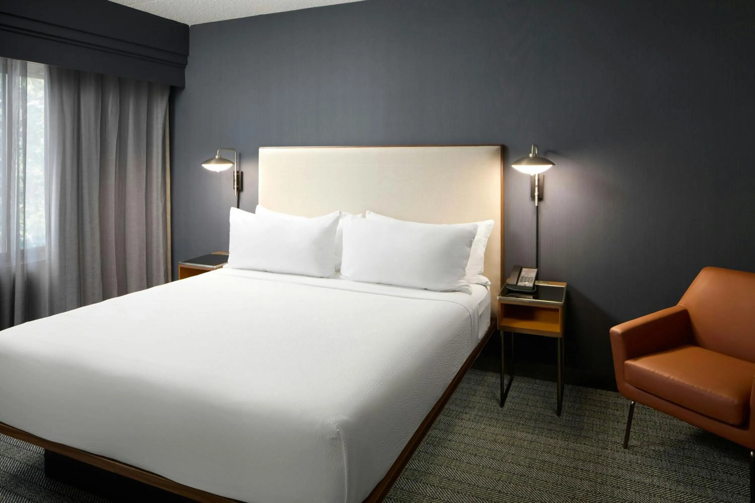 Bedroom, Bed in Courtyard Williamsburg - Busch Gardens