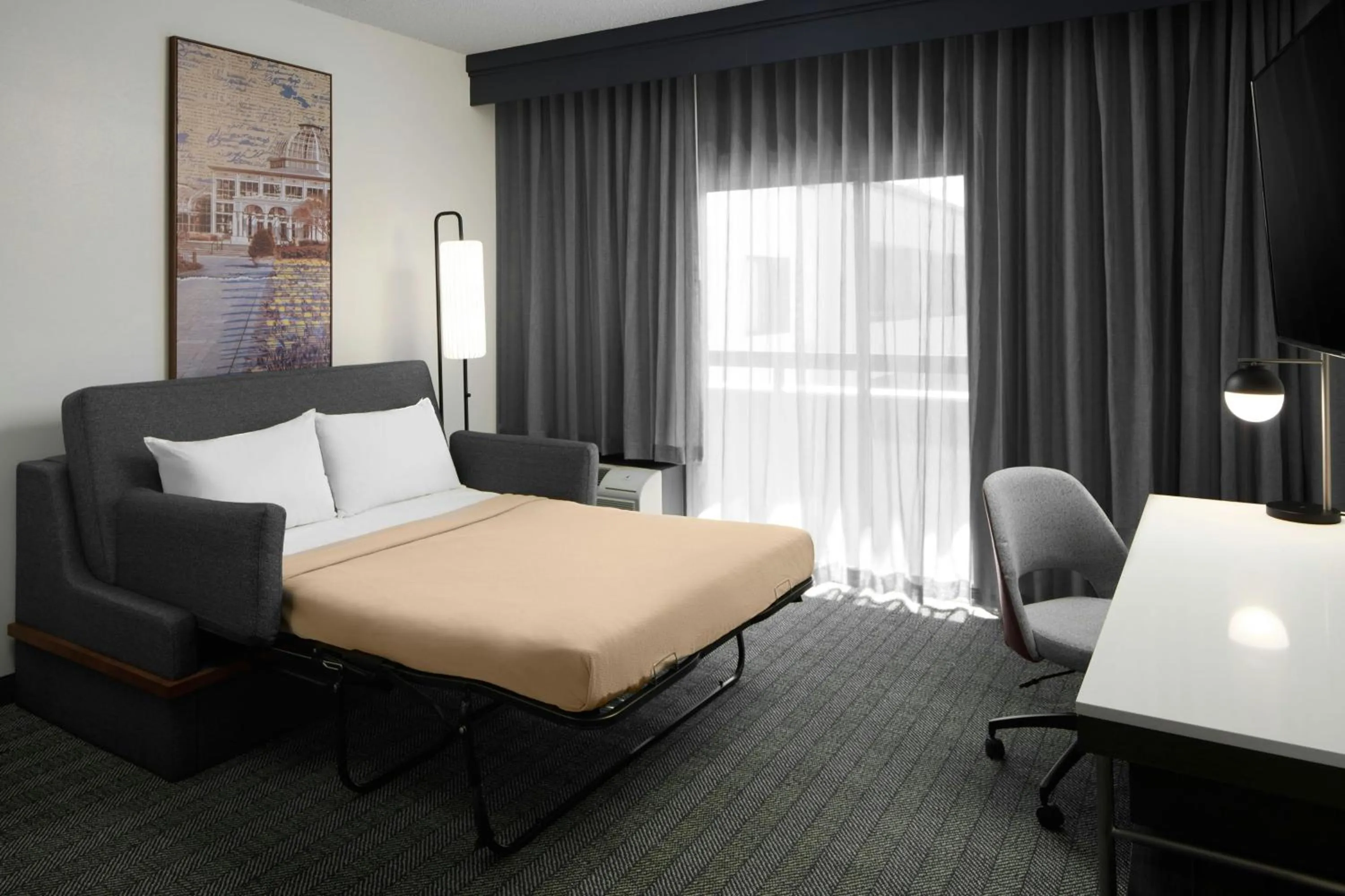 Photo of the whole room, Bed in Courtyard Williamsburg - Busch Gardens