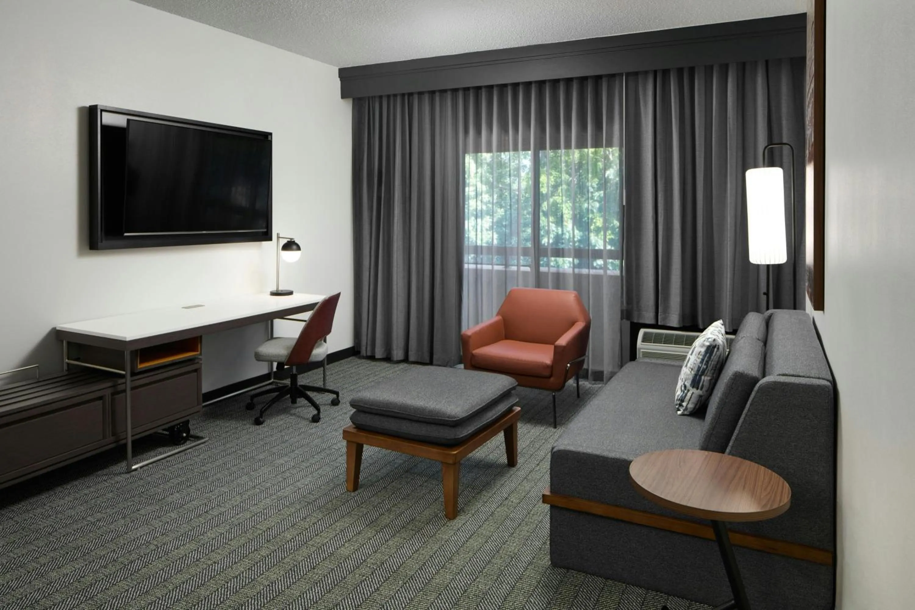 Bedroom in Courtyard Williamsburg - Busch Gardens