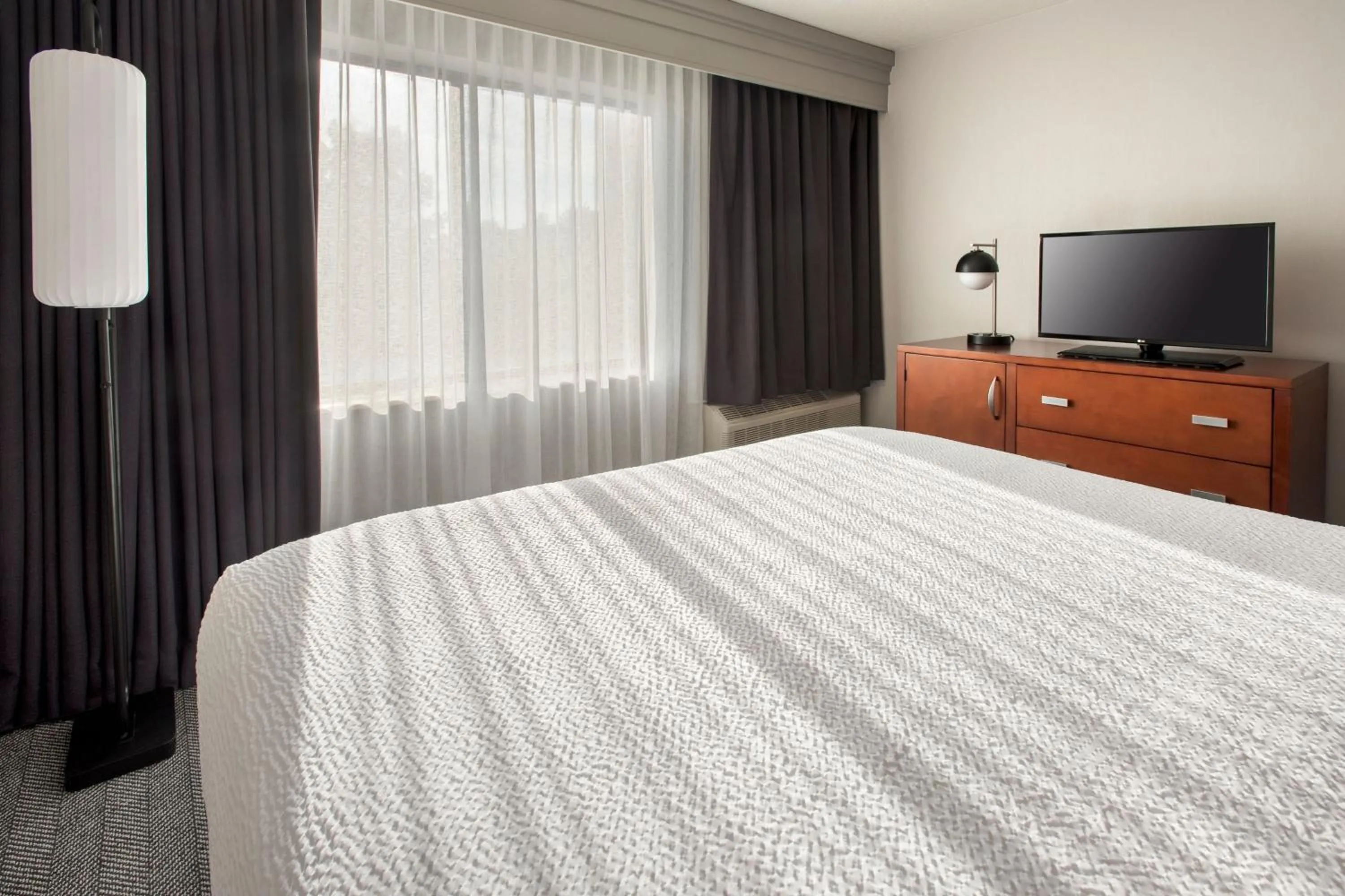 Photo of the whole room, Bed in Courtyard Philadelphia Plymouth Meeting