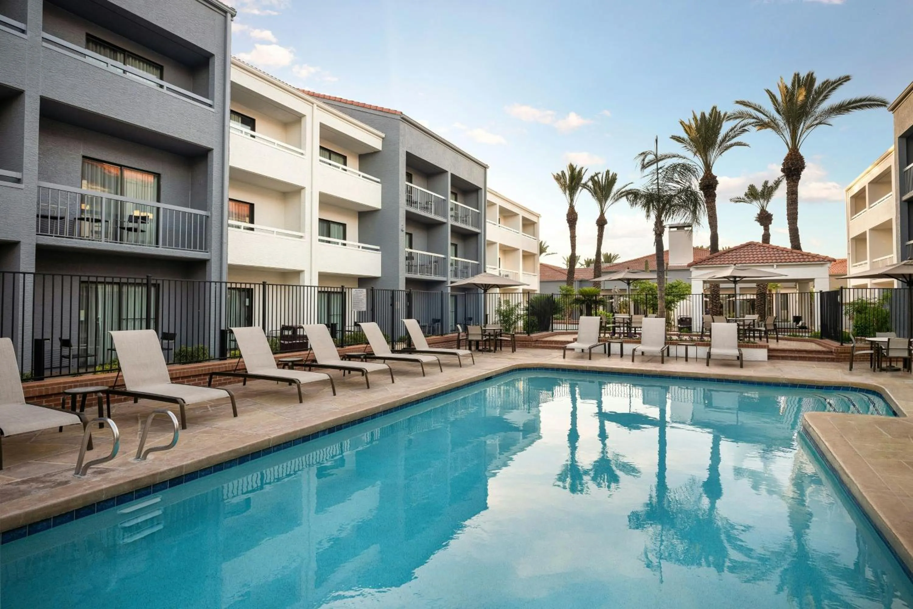 Swimming pool in Courtyard by Marriott Phoenix Mesa