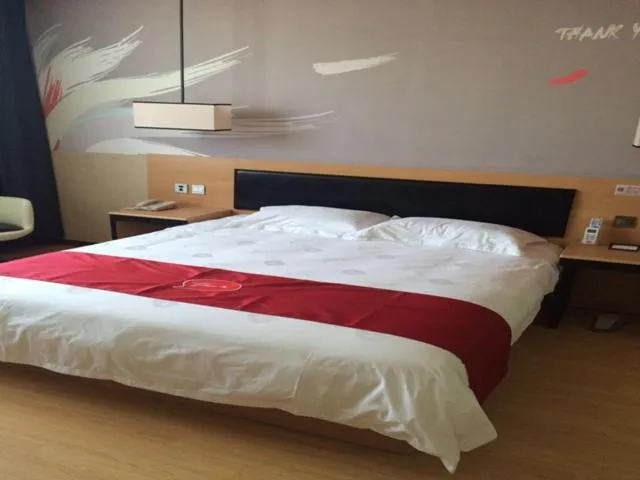Bed in JUNYI Hotel Jiangsu Nanjing University of Information Science and Technology