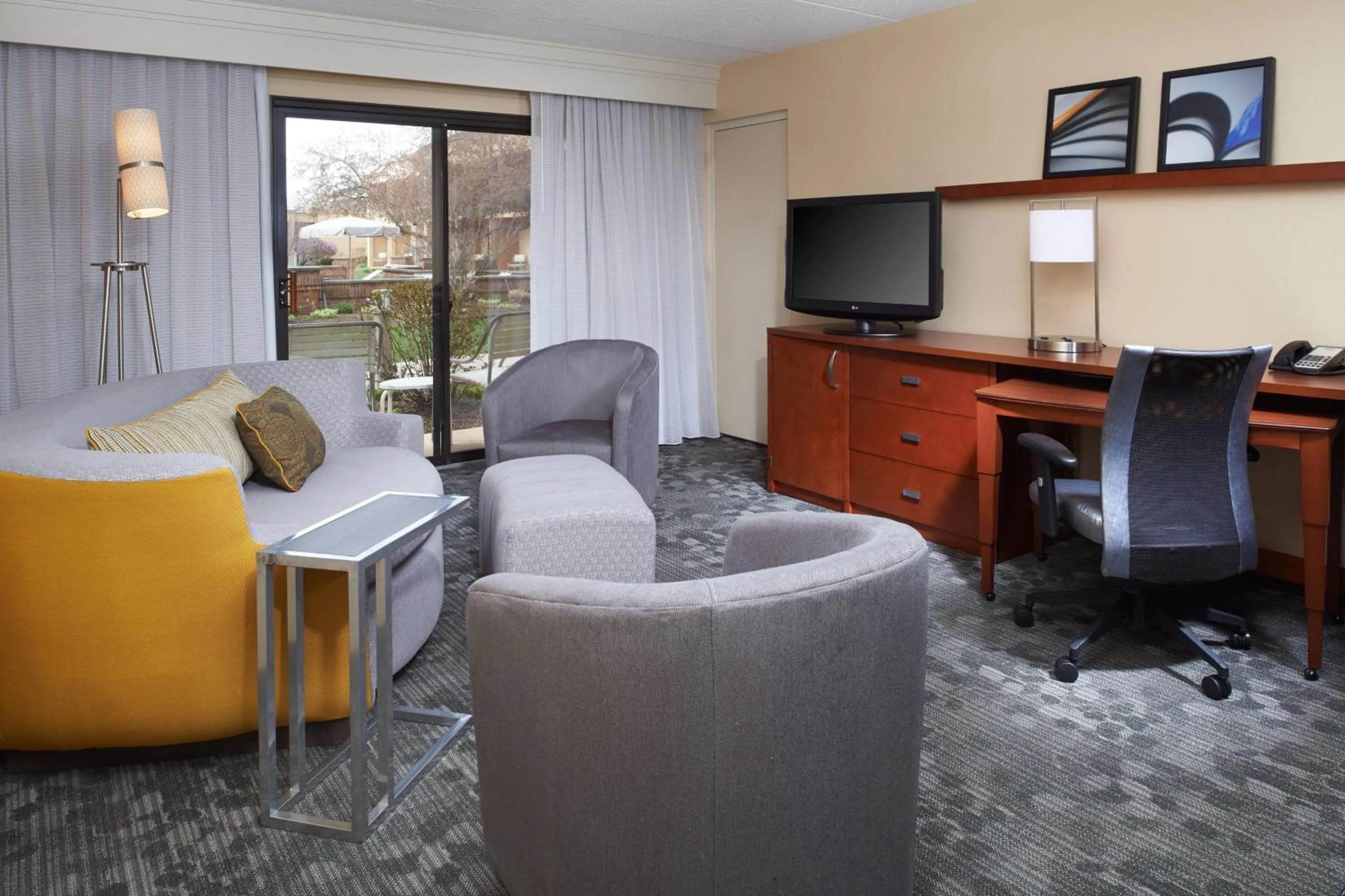 Living room in Courtyard by Marriott Rockford