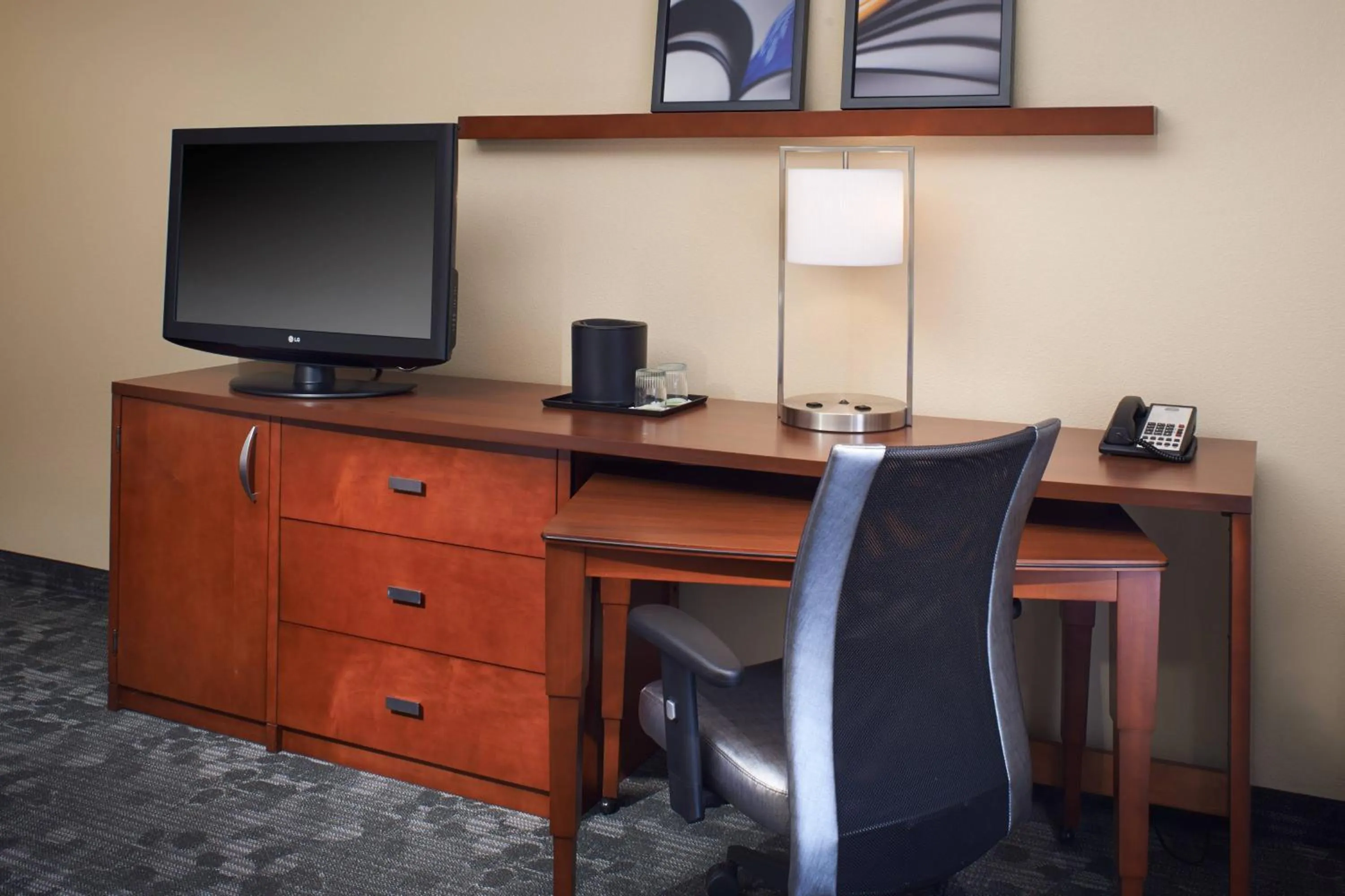 Photo of the whole room in Courtyard by Marriott Rockford