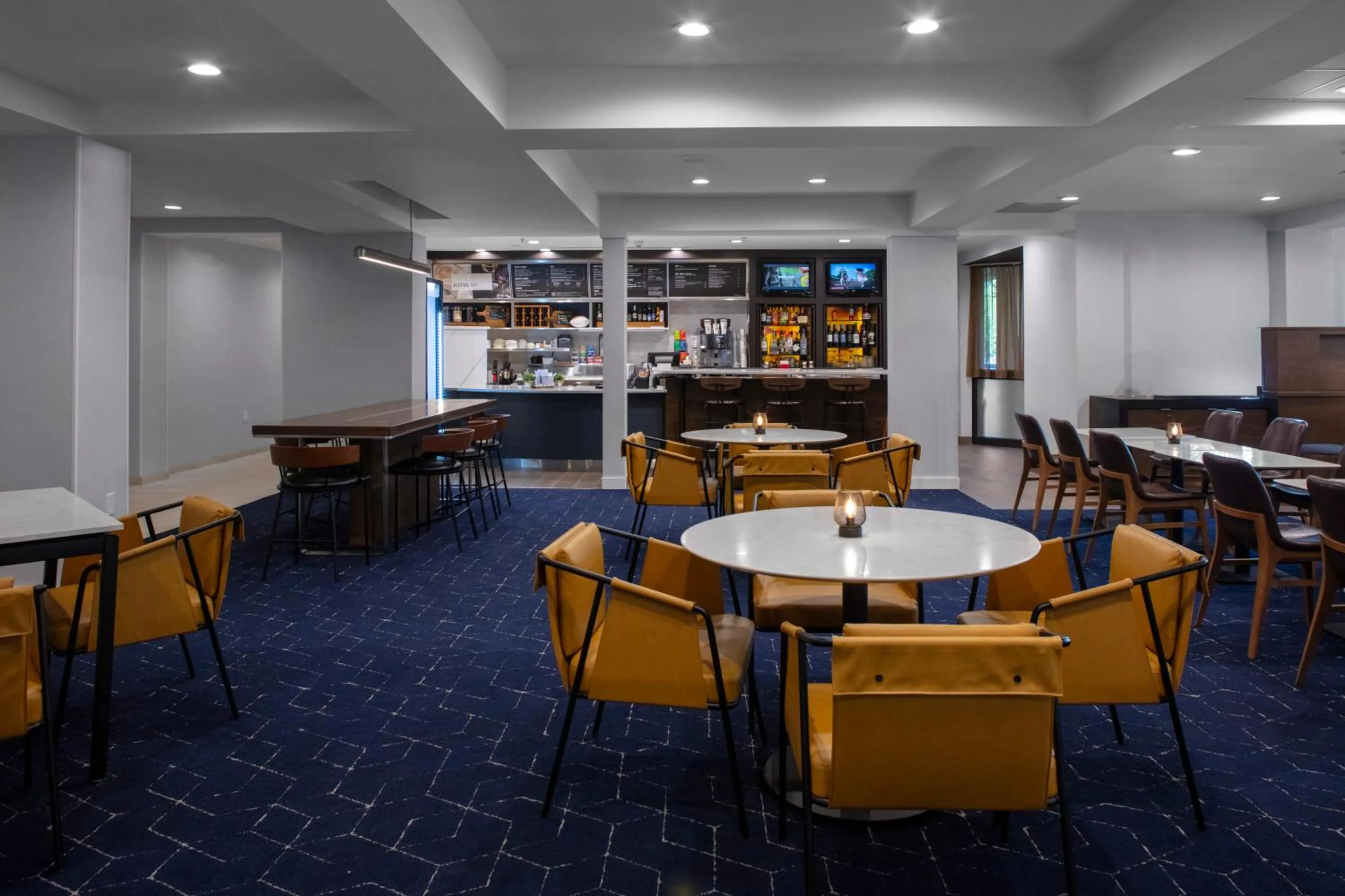Lounge or bar in Courtyard by Marriott Richmond Northwest