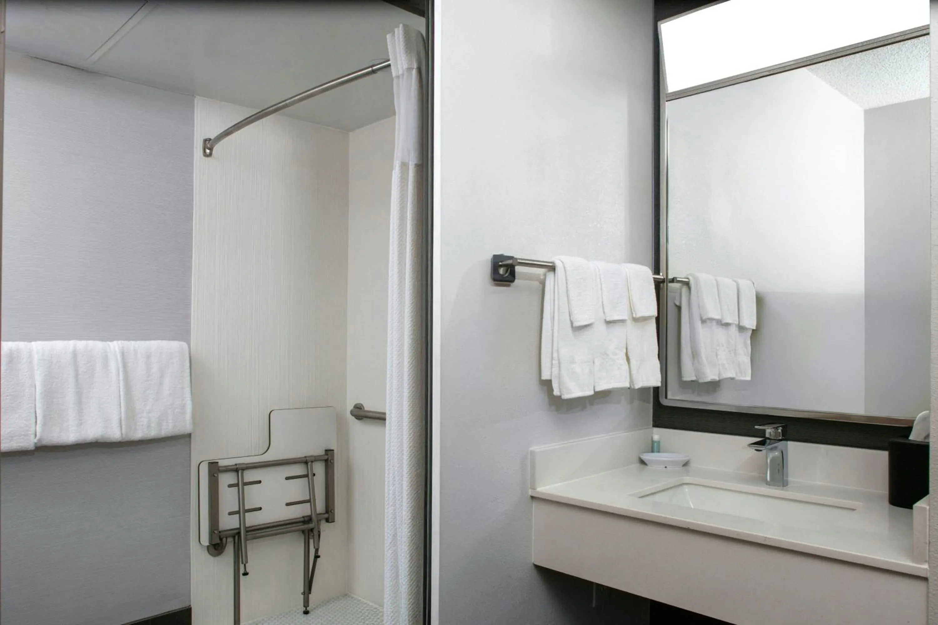 Bathroom in Courtyard by Marriott Richmond Northwest