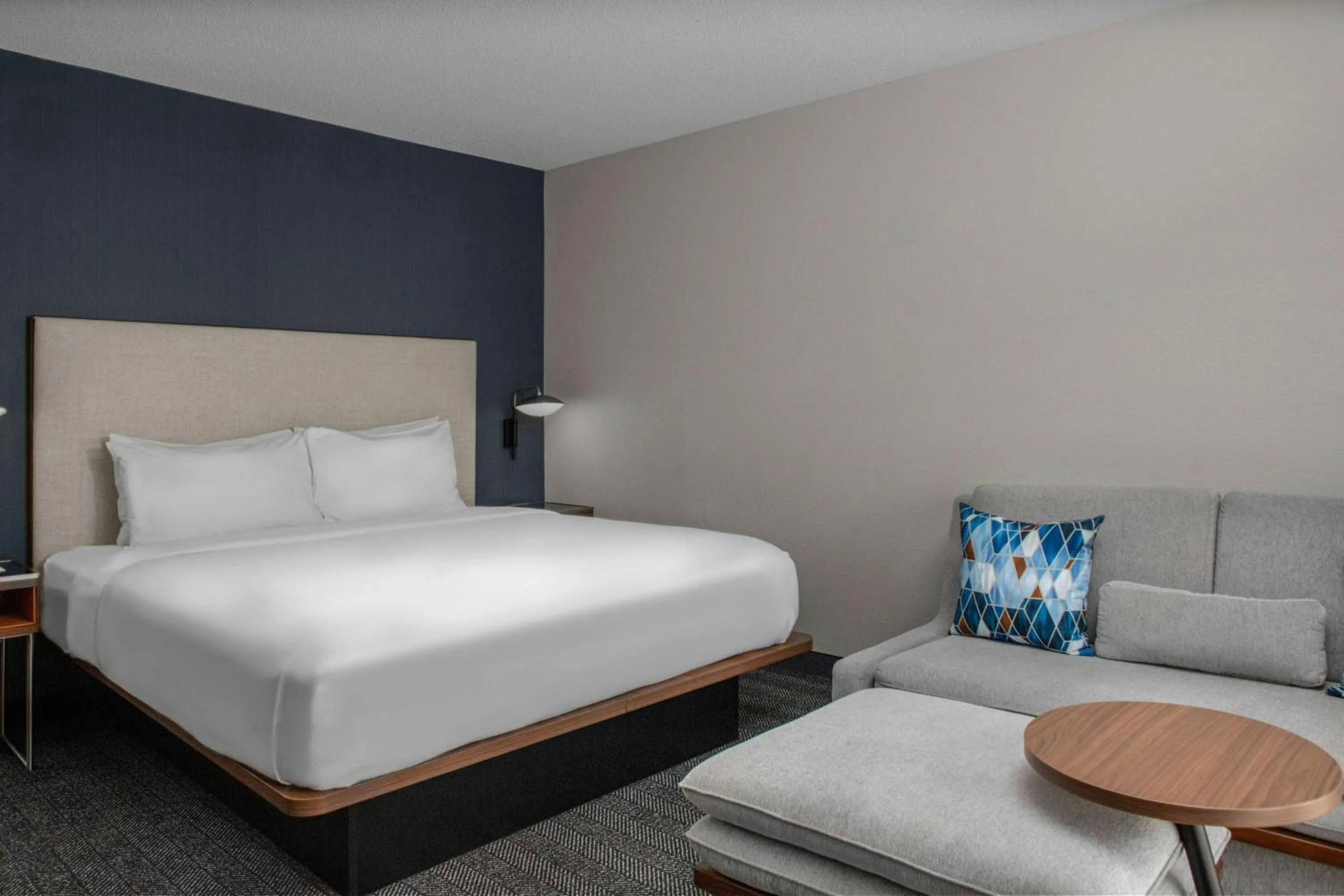 Photo of the whole room, Bed in Courtyard by Marriott Richmond Northwest