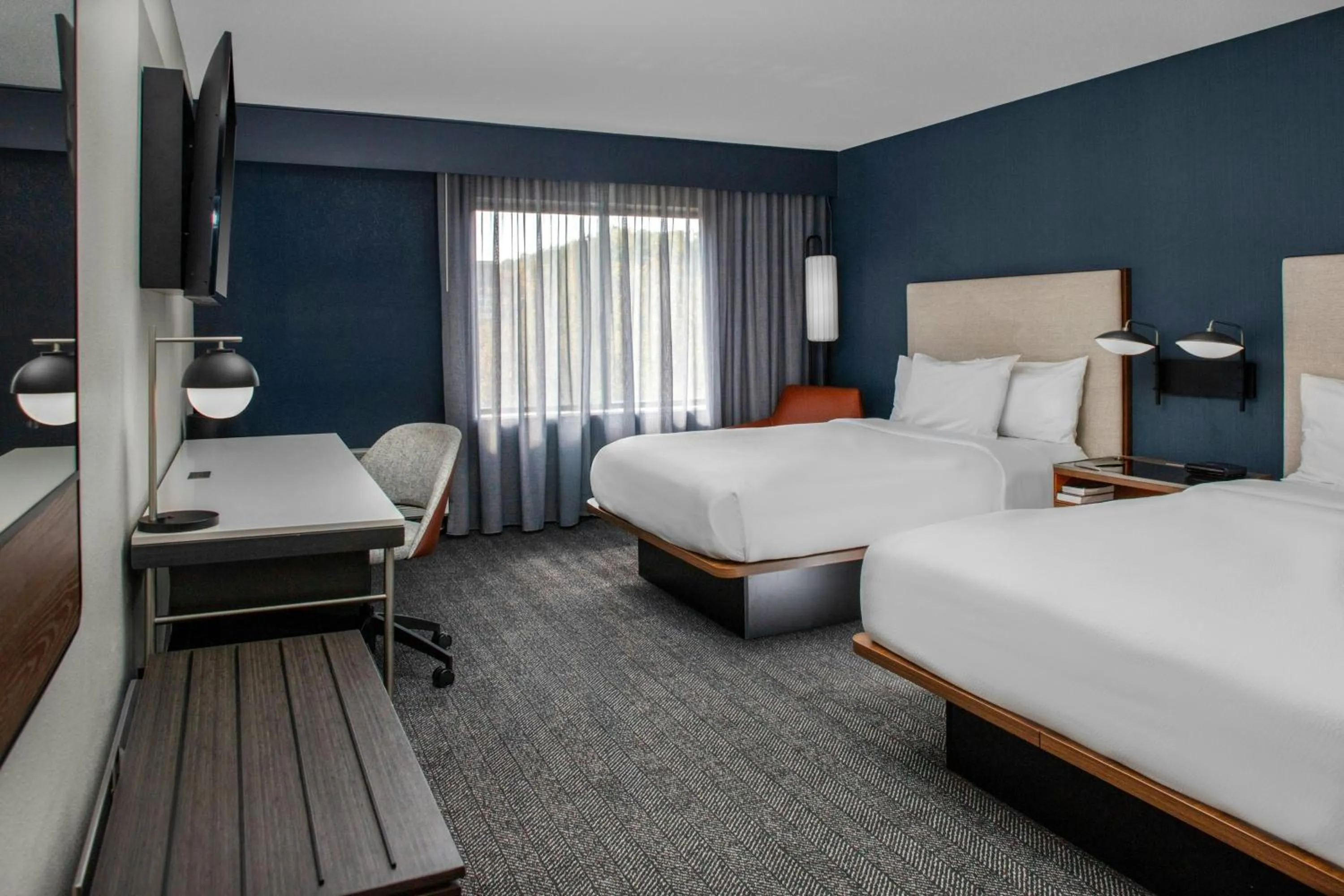 Photo of the whole room, Bed in Courtyard by Marriott Richmond Northwest