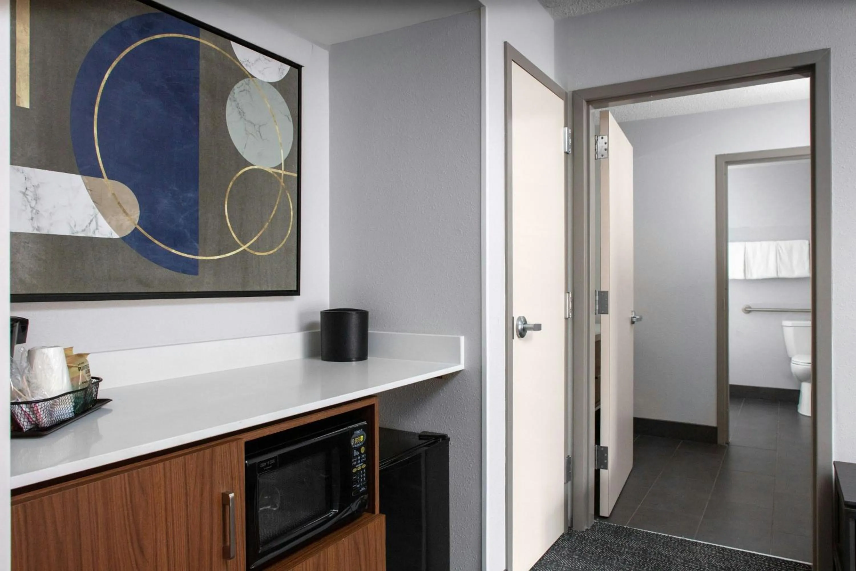 Photo of the whole room in Courtyard by Marriott Richmond Northwest