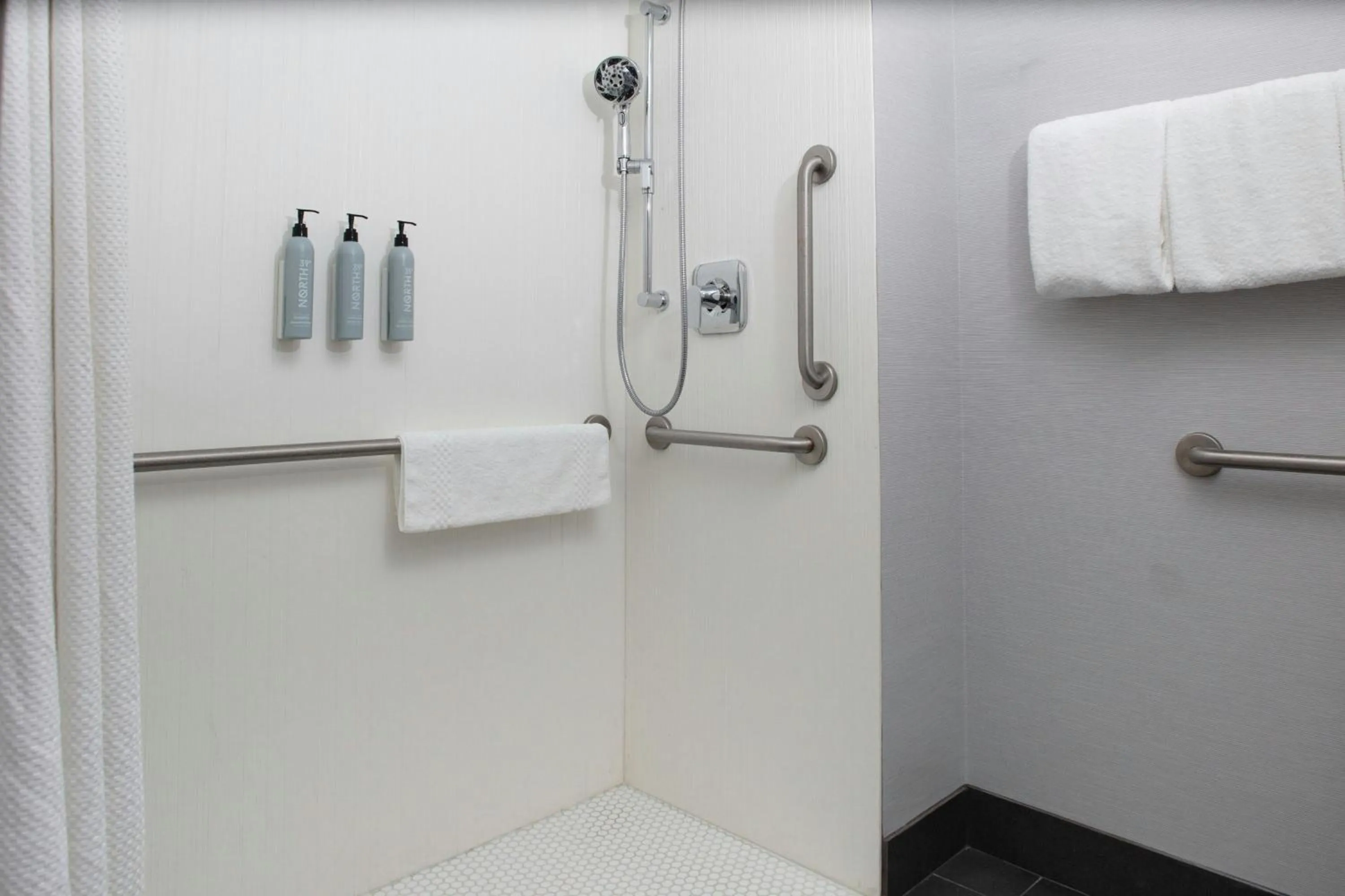 Bathroom in Courtyard by Marriott Richmond Northwest