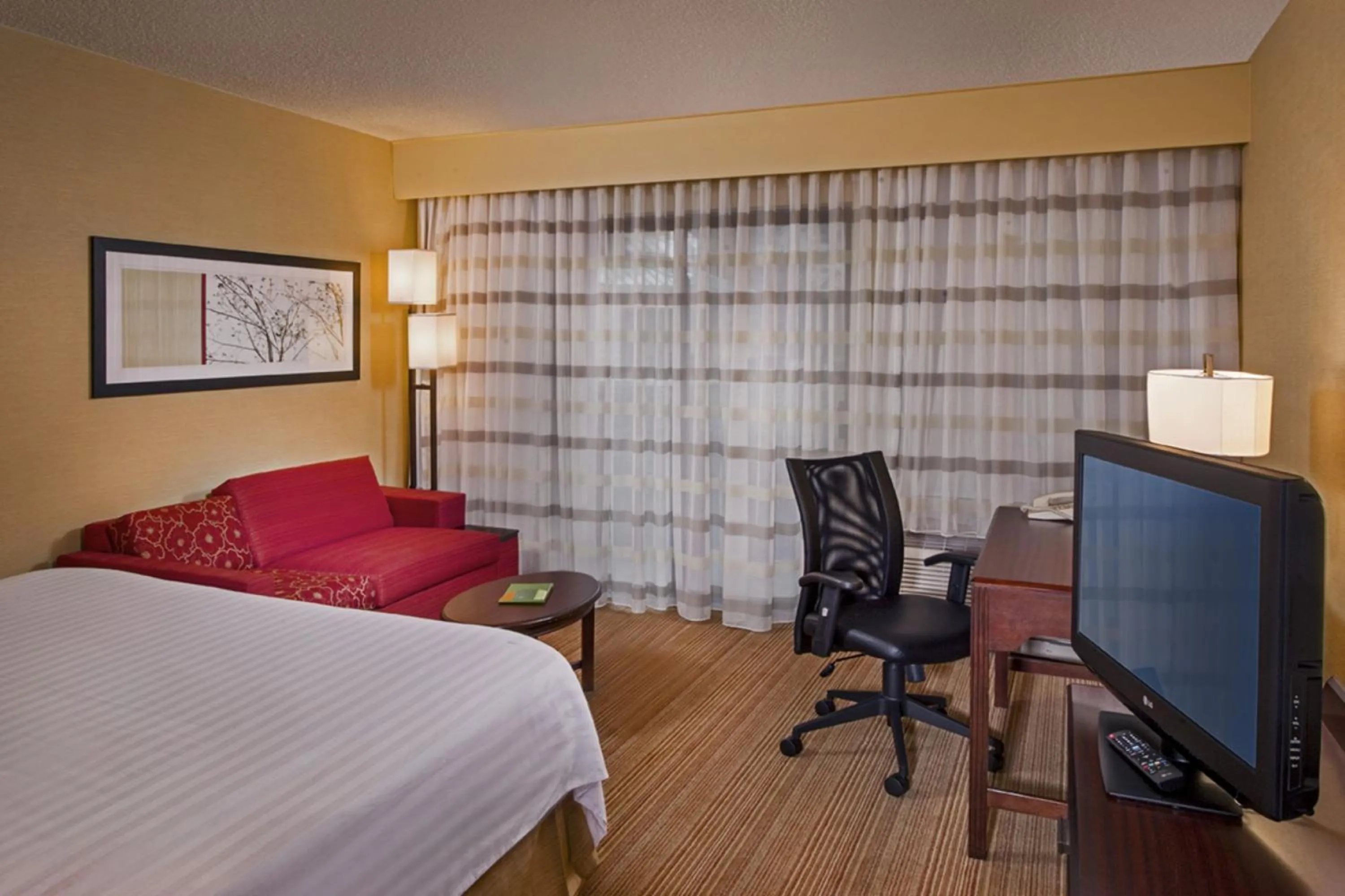 King Room with Sofa Bed in Courtyard by Marriott Richmond Northwest