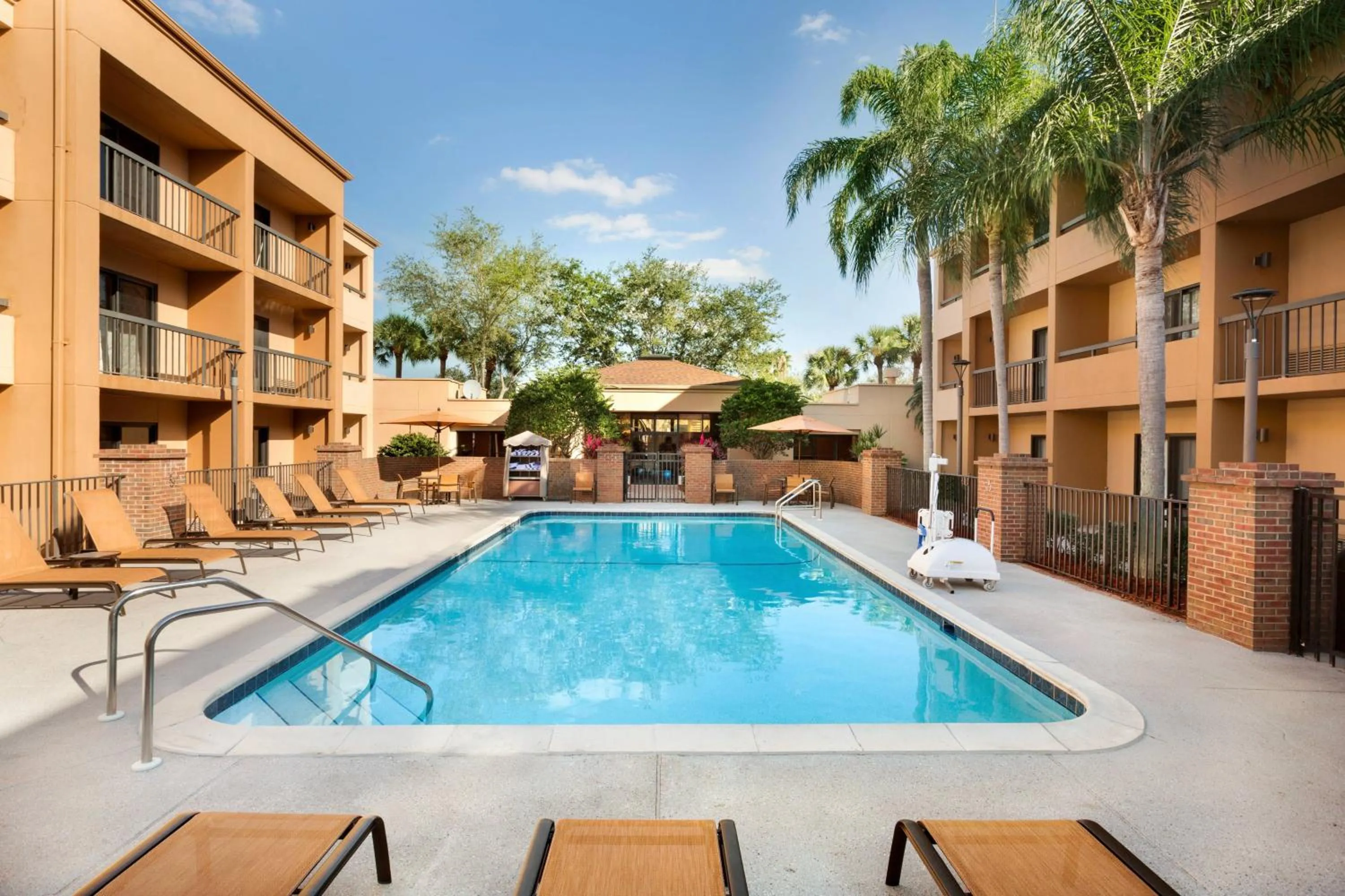 Swimming pool in Courtyard by Marriott Fort Myers Cape Coral
