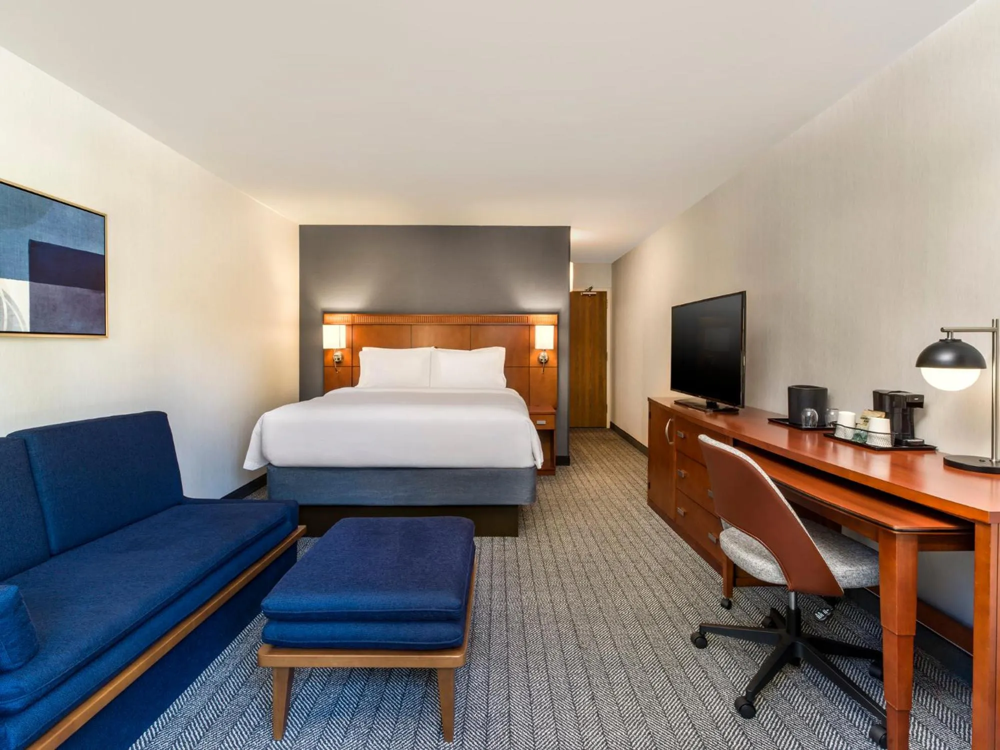 Bed in Courtyard Sacramento Airport Natomas