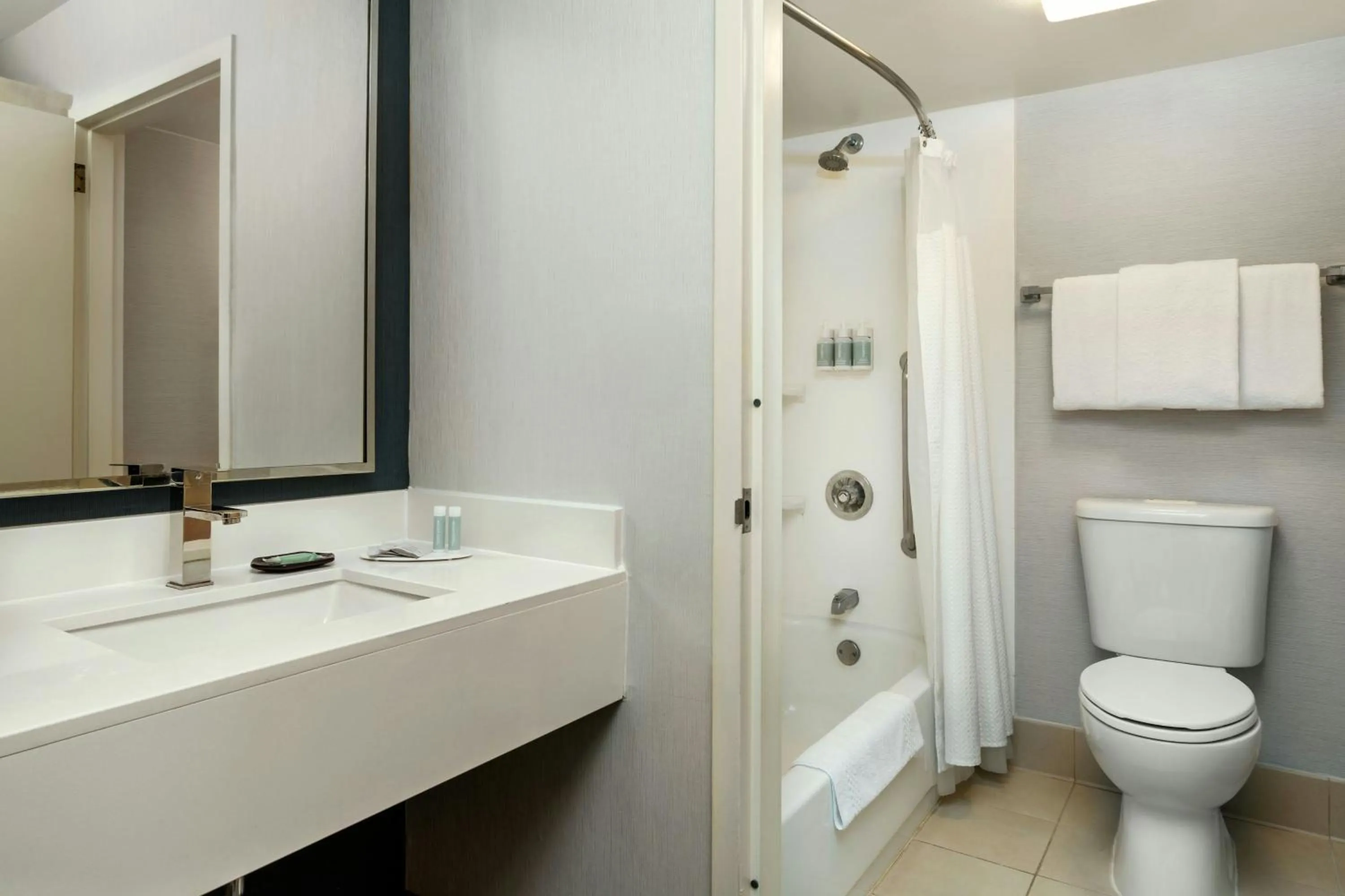 Bathroom in Courtyard Sacramento Airport Natomas