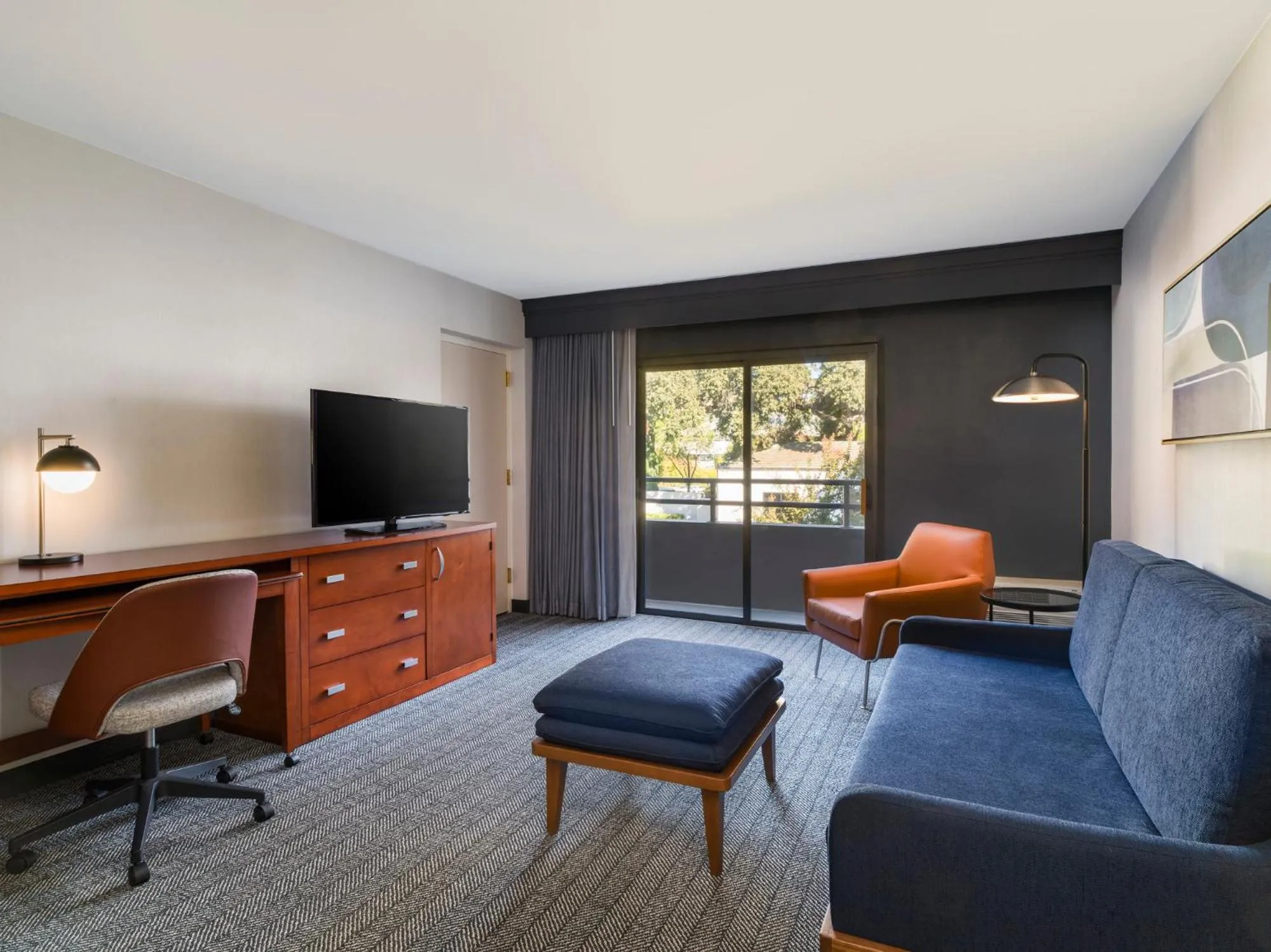 Communal lounge/ TV room in Courtyard Sacramento Airport Natomas